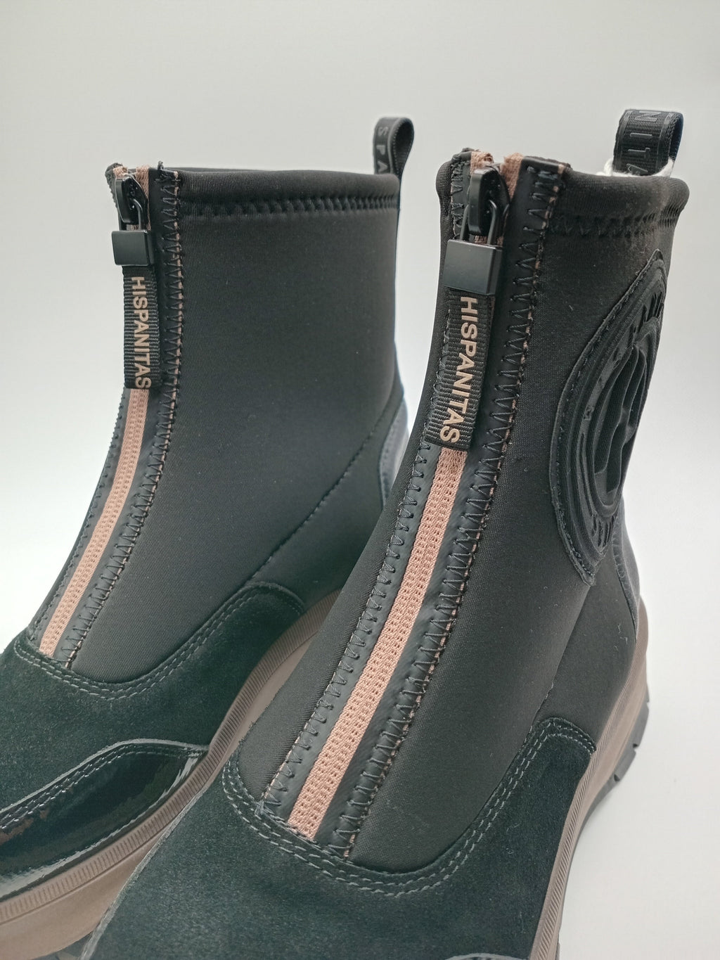 BOTA TÊNIS HISPANITAS PRETO ZIPER FRENTE LOGO ALTO RELEVO 3D