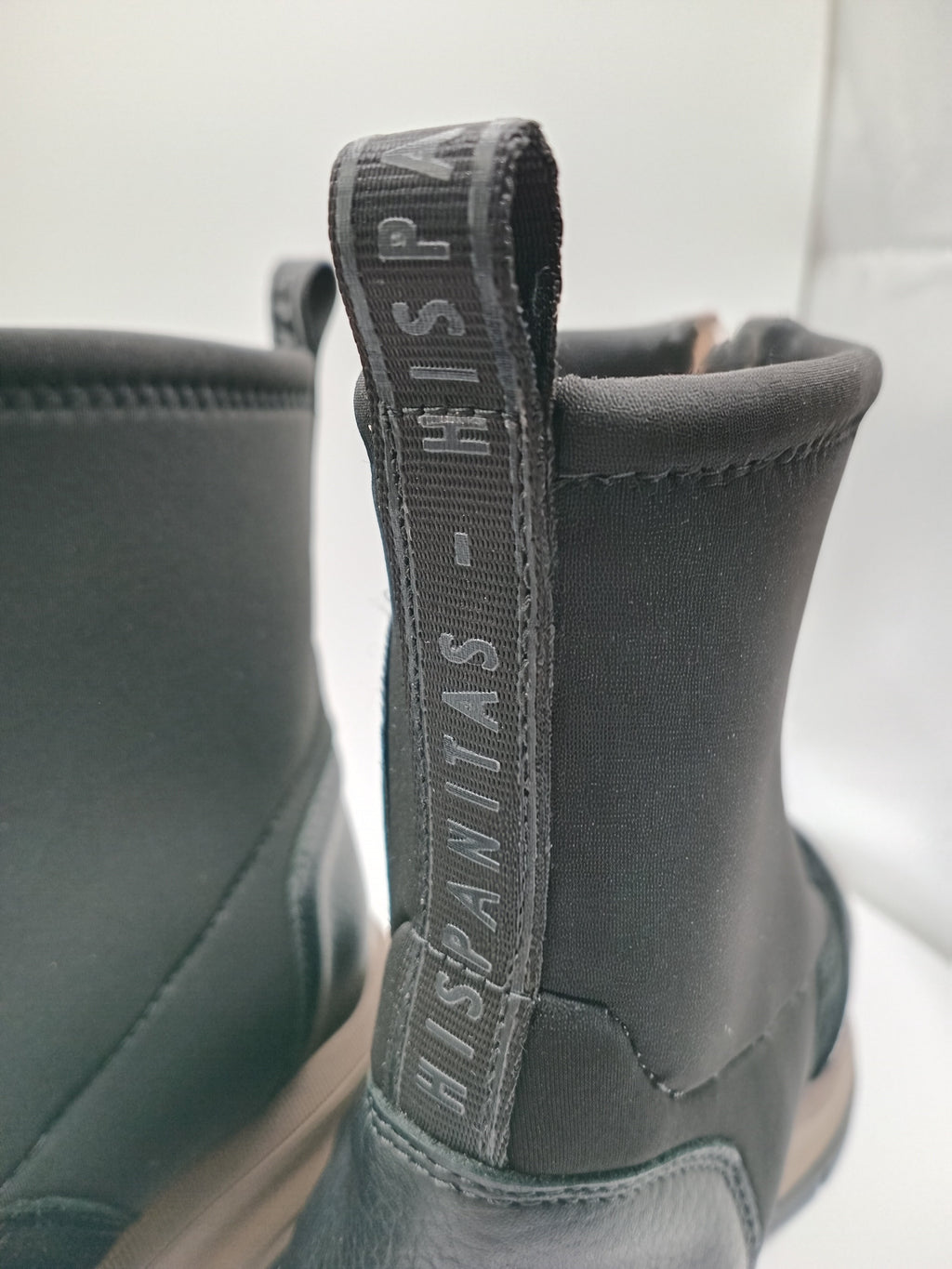 BOTA TÊNIS HISPANITAS PRETO ZIPER FRENTE LOGO ALTO RELEVO 3D