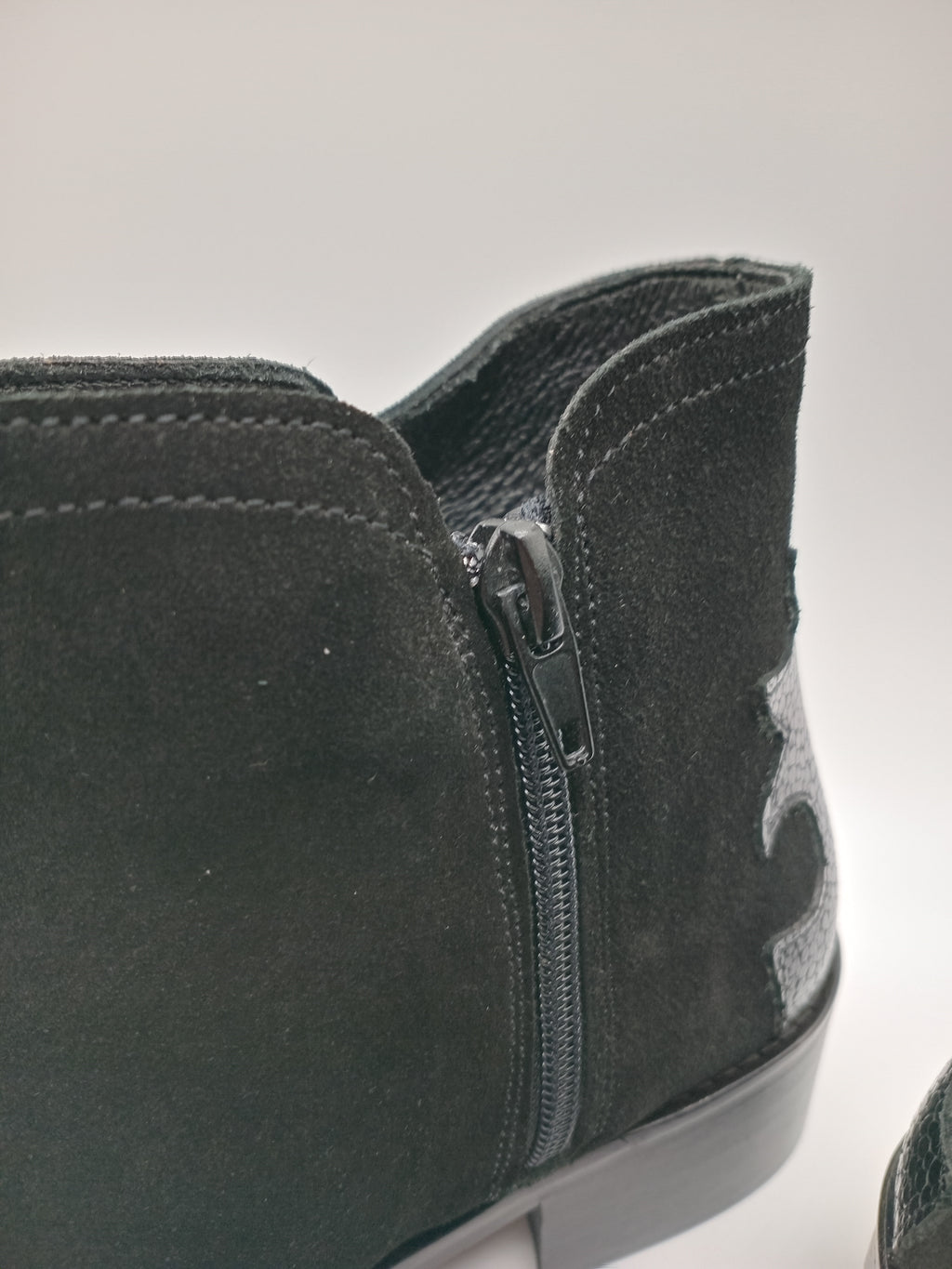 BOTA TEXANA MACADI PRETO COURO BICUDO BORDADO BOTIM