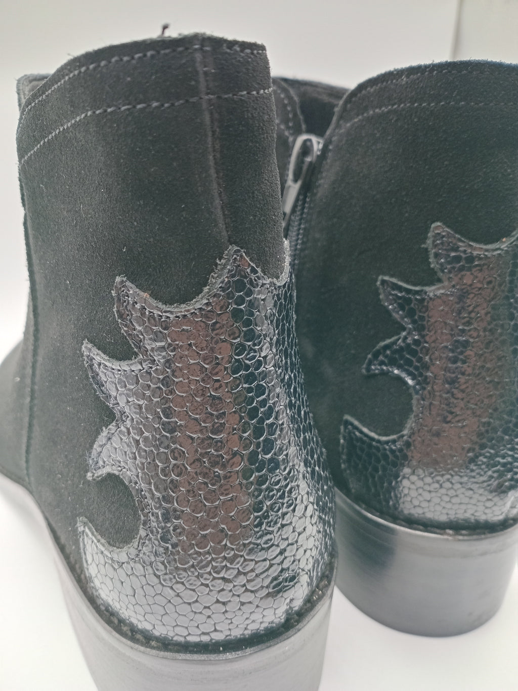BOTA TEXANA MACADI PRETO COURO BICUDO BORDADO BOTIM