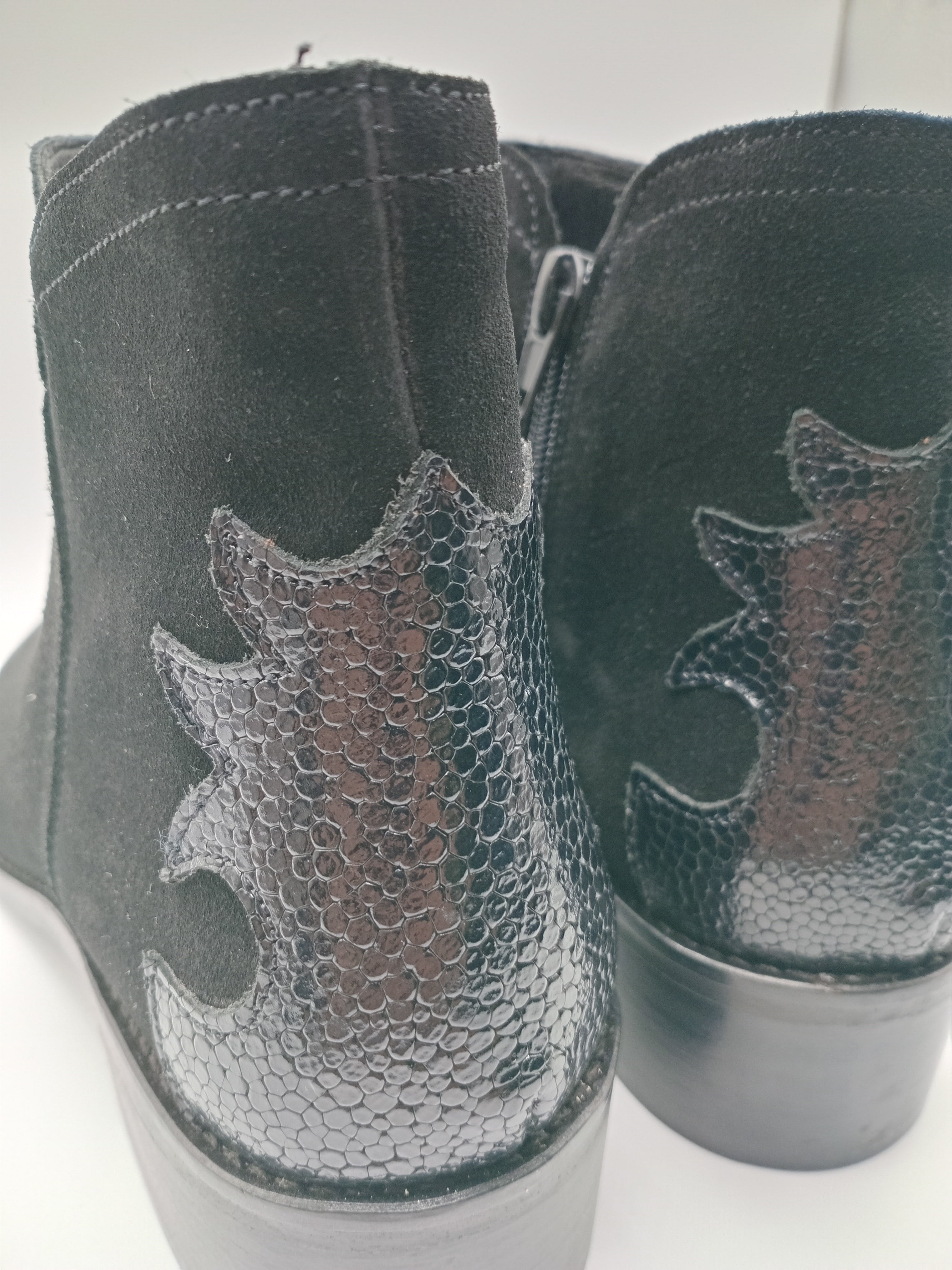 BOTA TEXANA MACADI PRETO COURO BICUDO BORDADO BOTIM