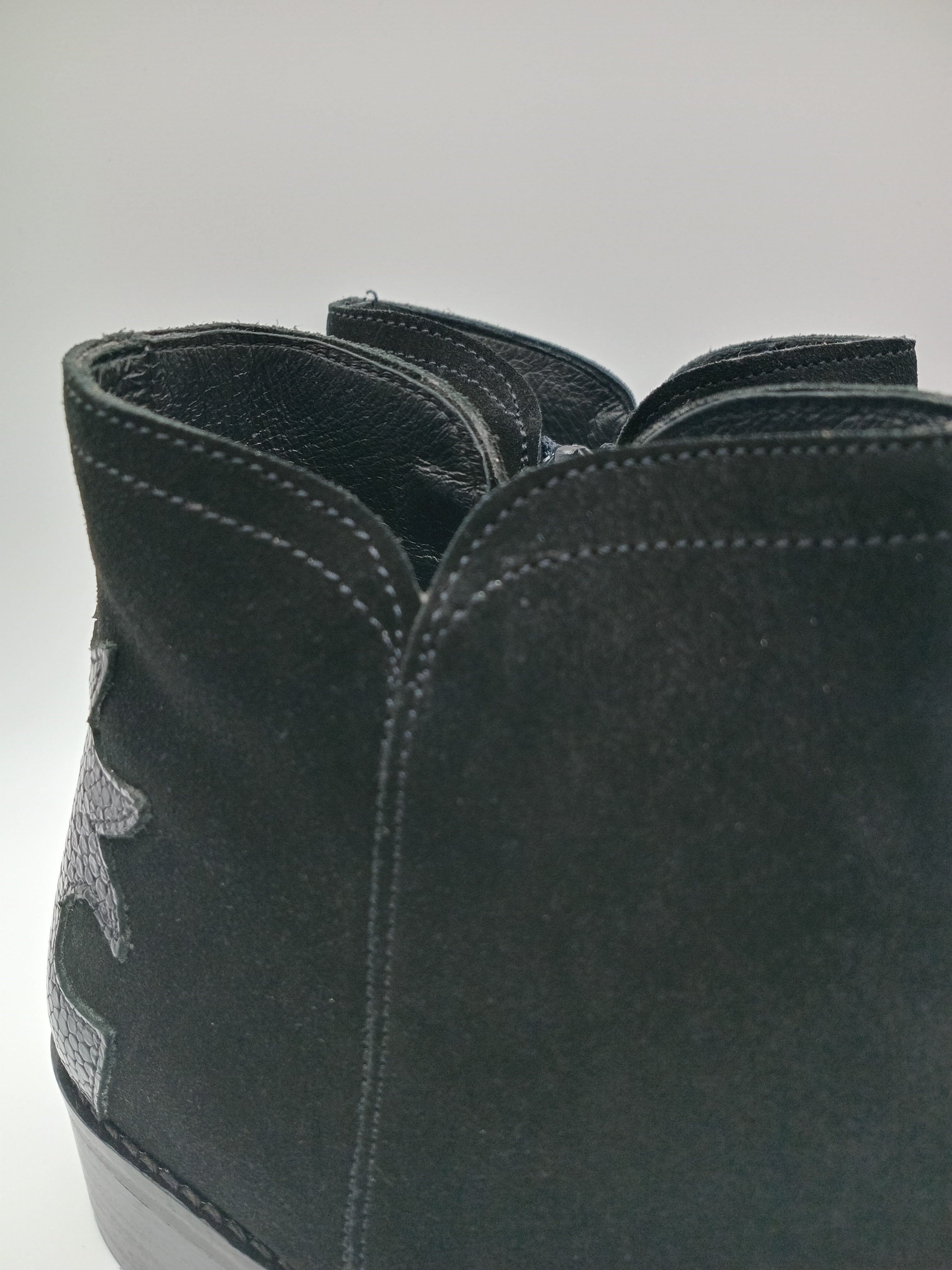 BOTA TEXANA MACADI PRETO COURO BICUDO BORDADO BOTIM
