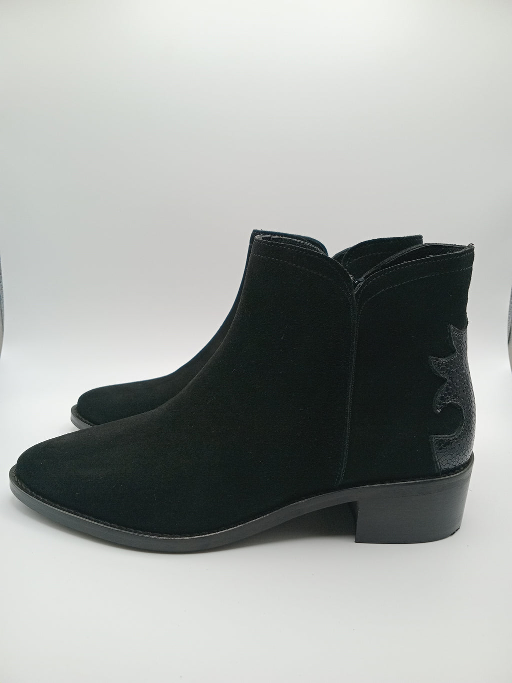 BOTA TEXANA MACADI PRETO COURO BICUDO BORDADO BOTIM