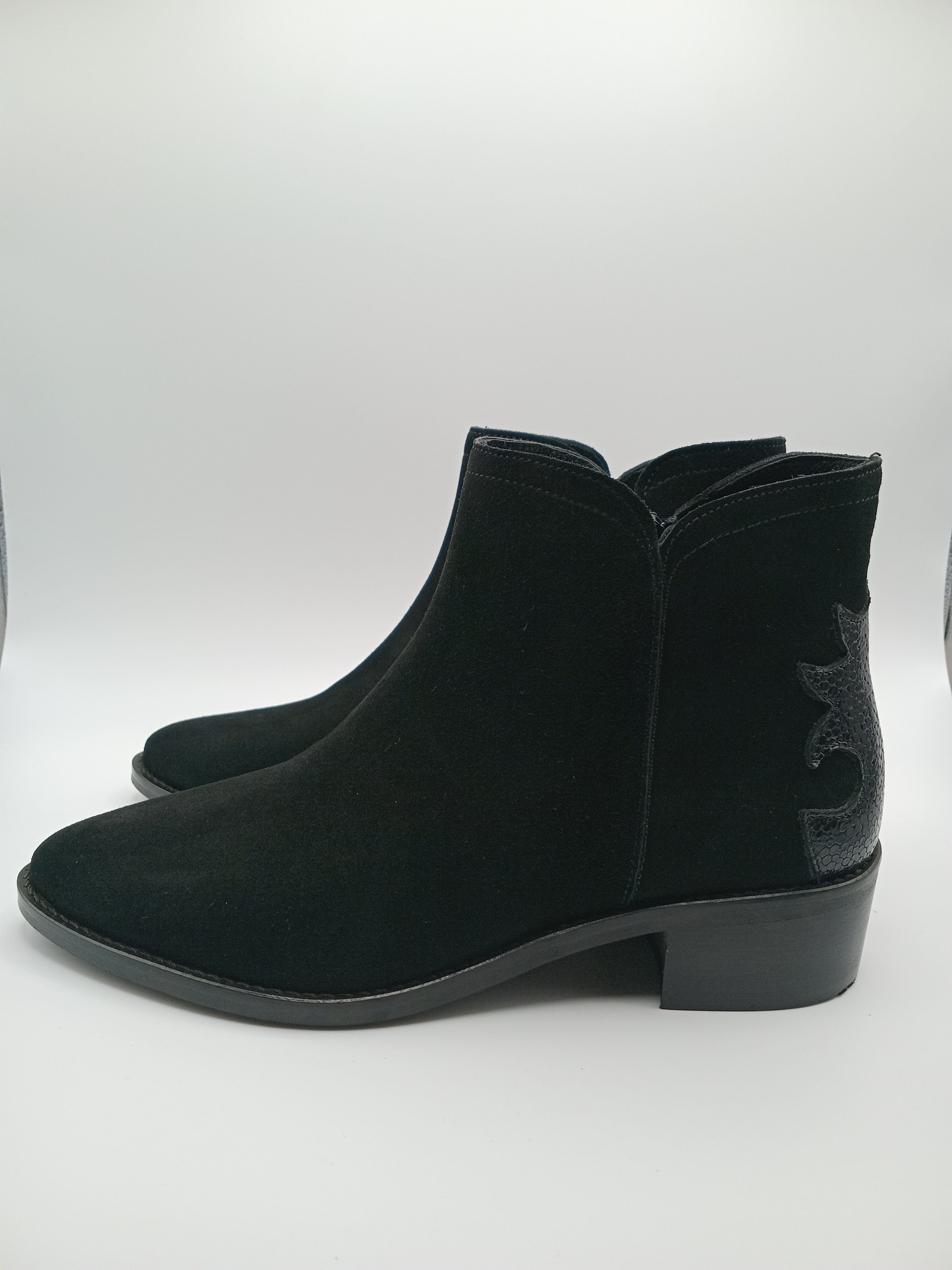 BOTA TEXANA MACADI PRETO COURO BICUDO BORDADO BOTIM