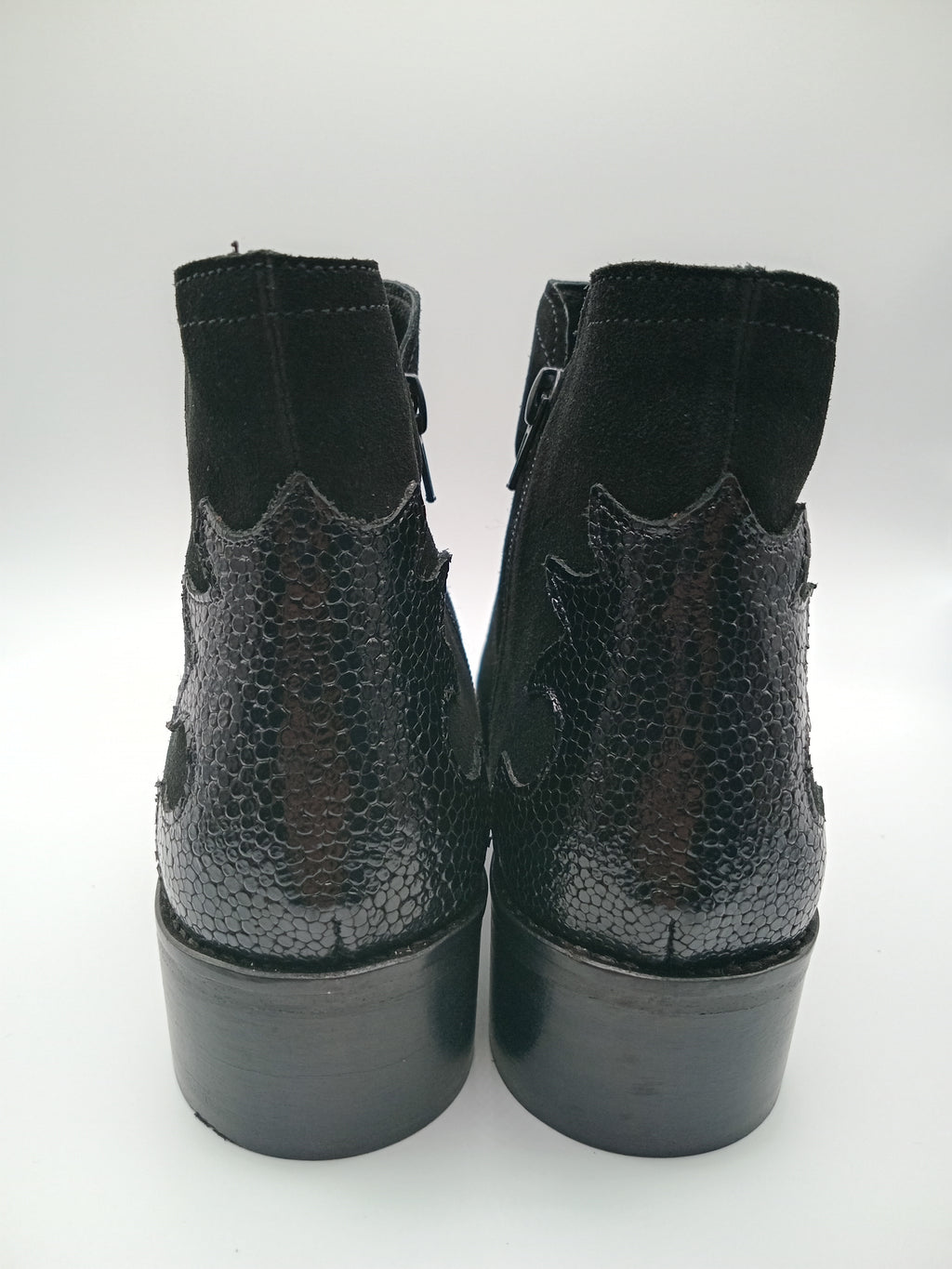 BOTA TEXANA MACADI PRETO COURO BICUDO BORDADO BOTIM