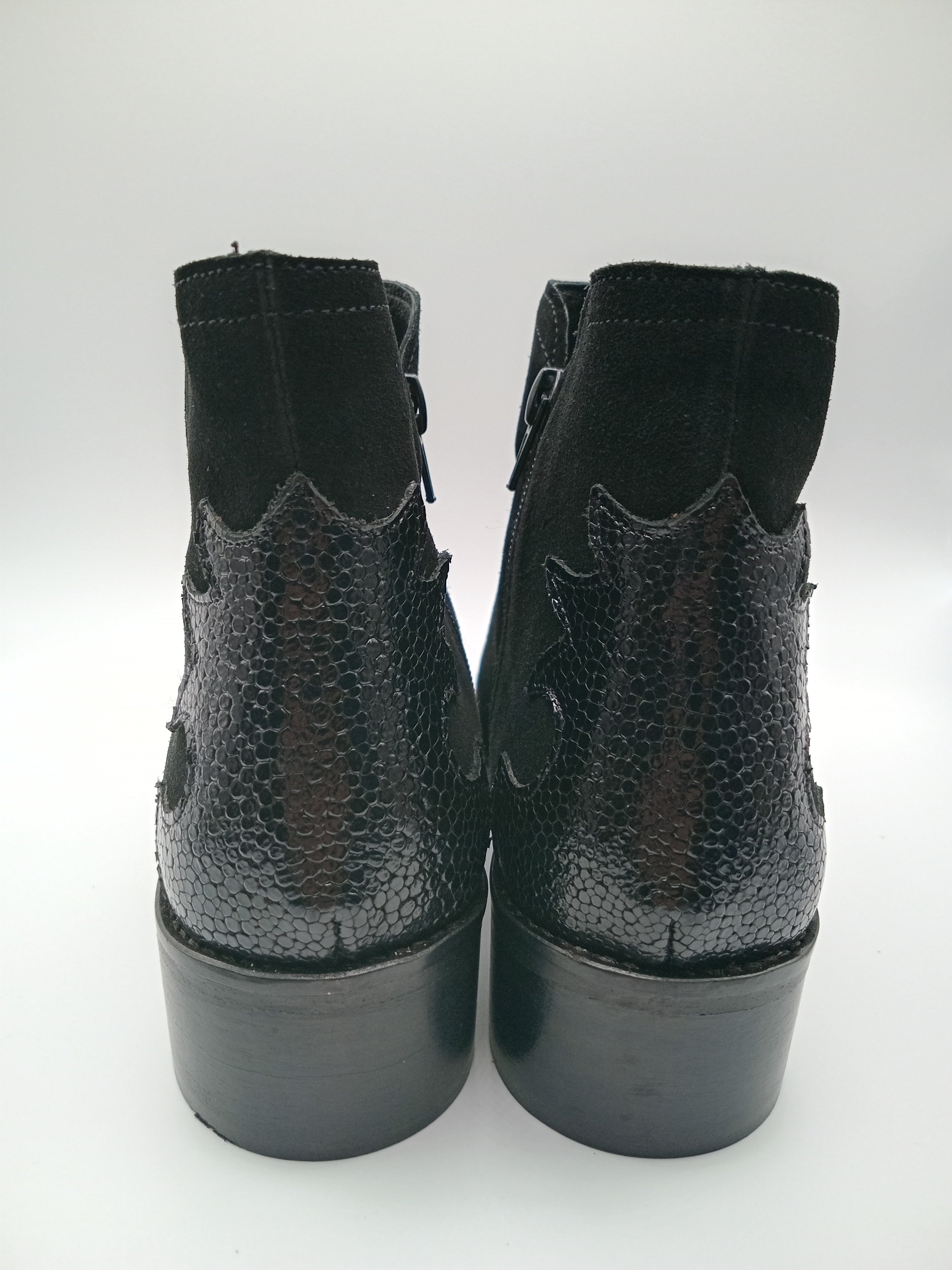 BOTA TEXANA MACADI PRETO COURO BICUDO BORDADO BOTIM