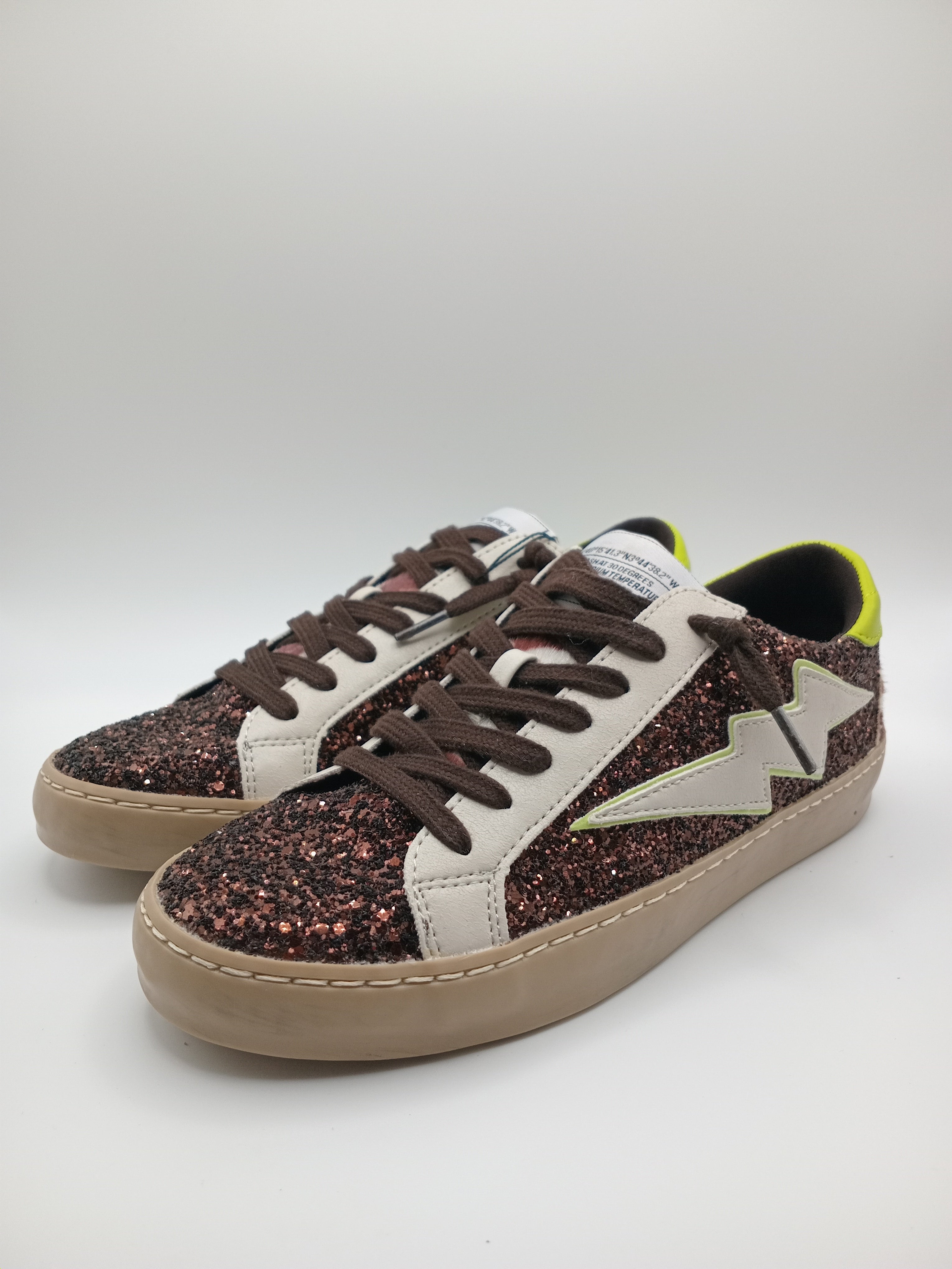 Sapatilhas Femininas Brilhantes com Glitter Castanho; Ténis Corina Casual de Moda com Detalhe de Raio Verde Neon e Sola Confortável; Calçado Estiloso para Senhora
