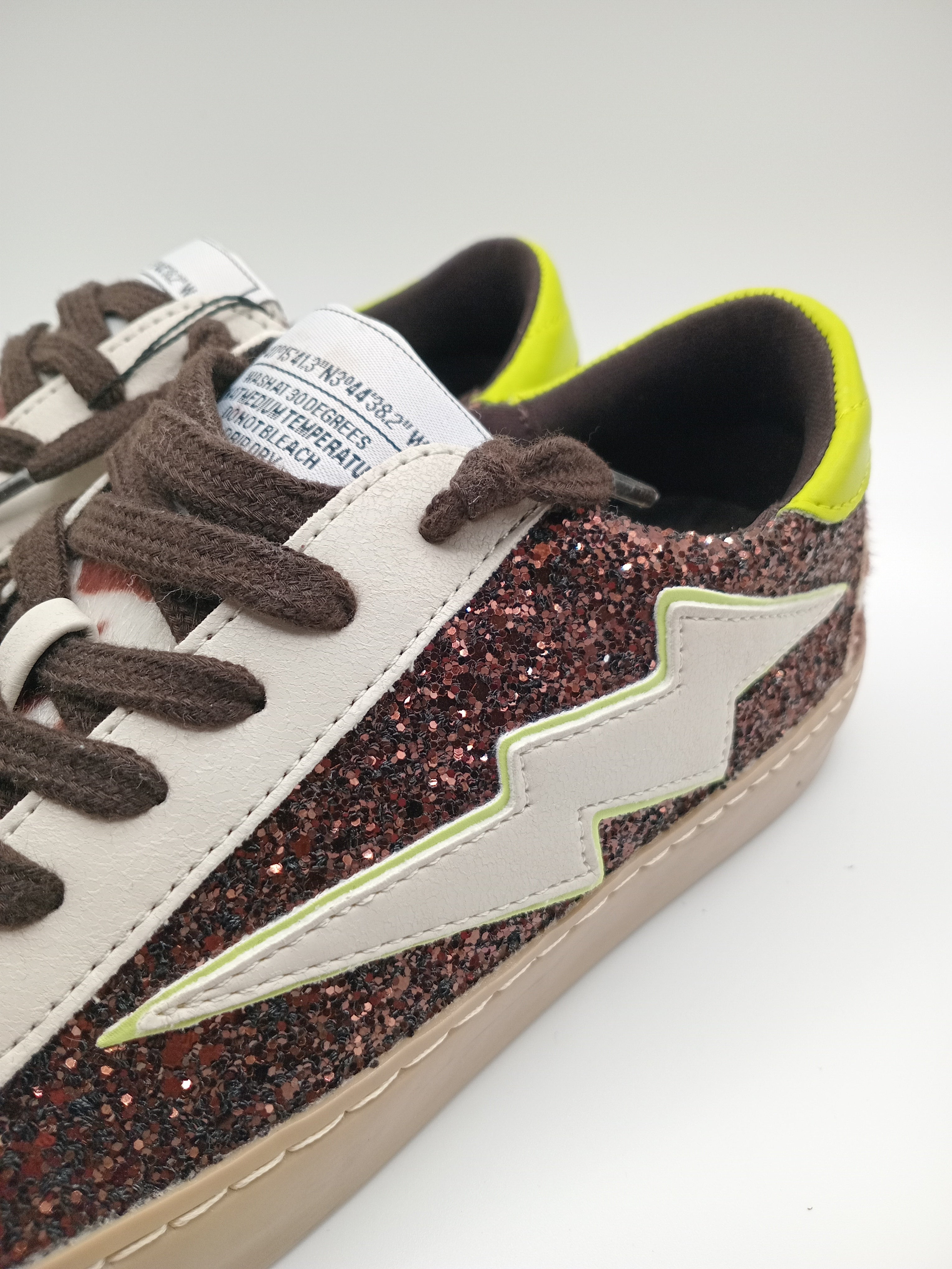 Sapatilhas Femininas Brilhantes com Glitter Castanho; Ténis Corina Casual de Moda com Detalhe de Raio Verde Neon e Sola Confortável; Calçado Estiloso para Senhora