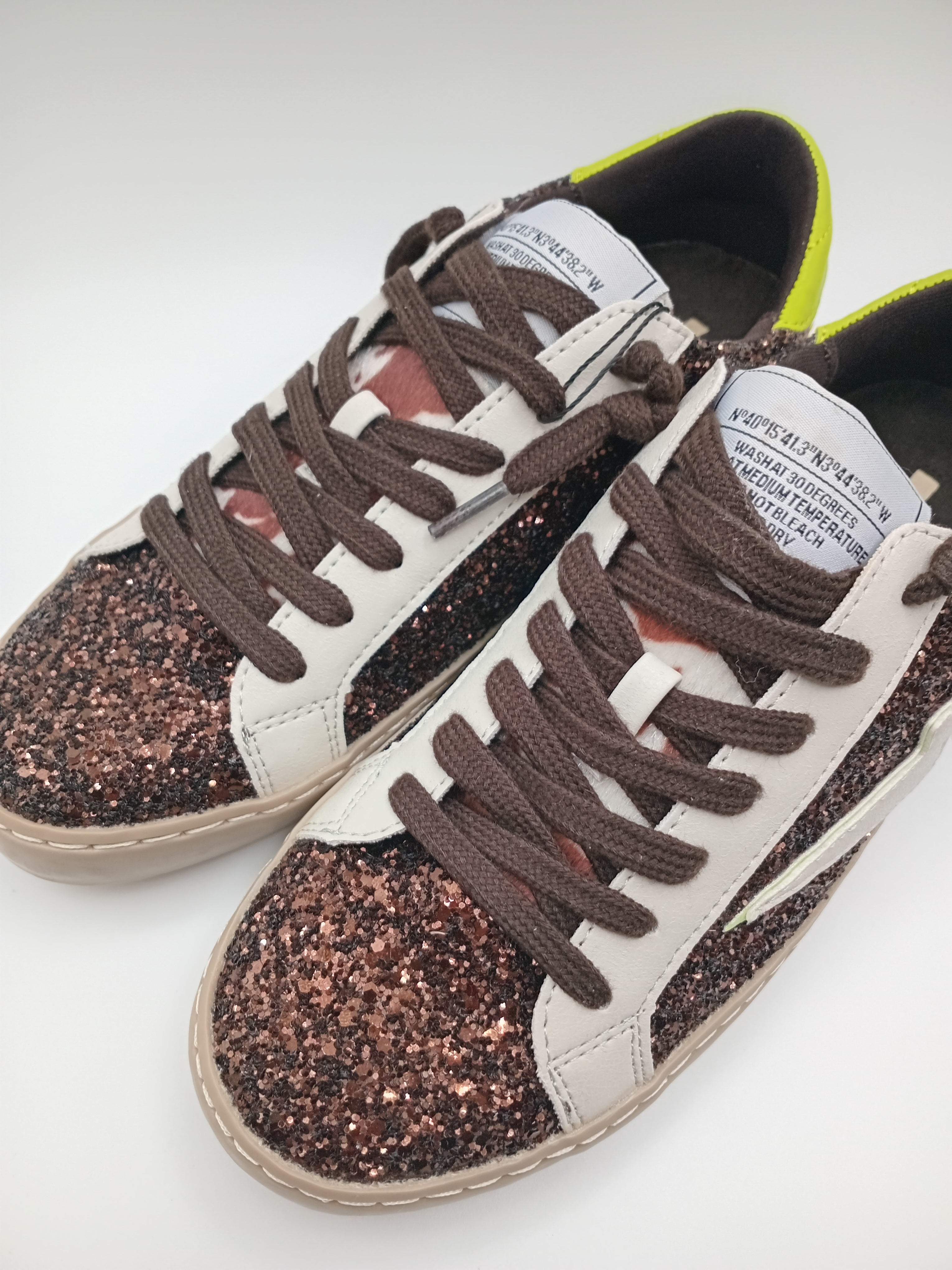Sapatilhas Femininas Brilhantes com Glitter Castanho; Ténis Corina Casual de Moda com Detalhe de Raio Verde Neon e Sola Confortável; Calçado Estiloso para Senhora