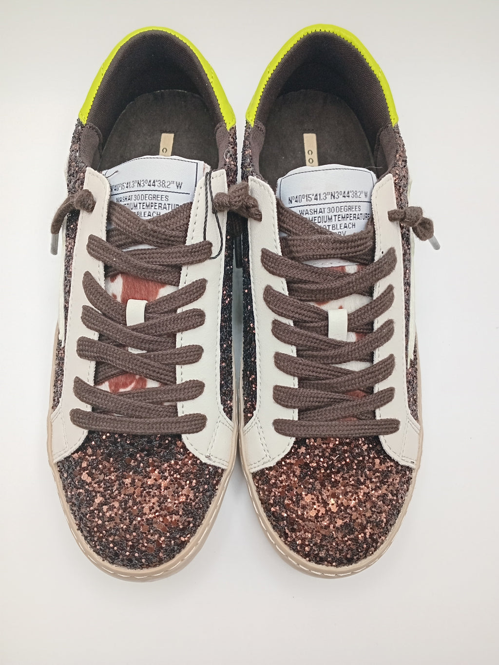 Sapatilhas Femininas Brilhantes com Glitter Castanho; Ténis Corina Casual de Moda com Detalhe de Raio Verde Neon e Sola Confortável; Calçado Estiloso para Senhora