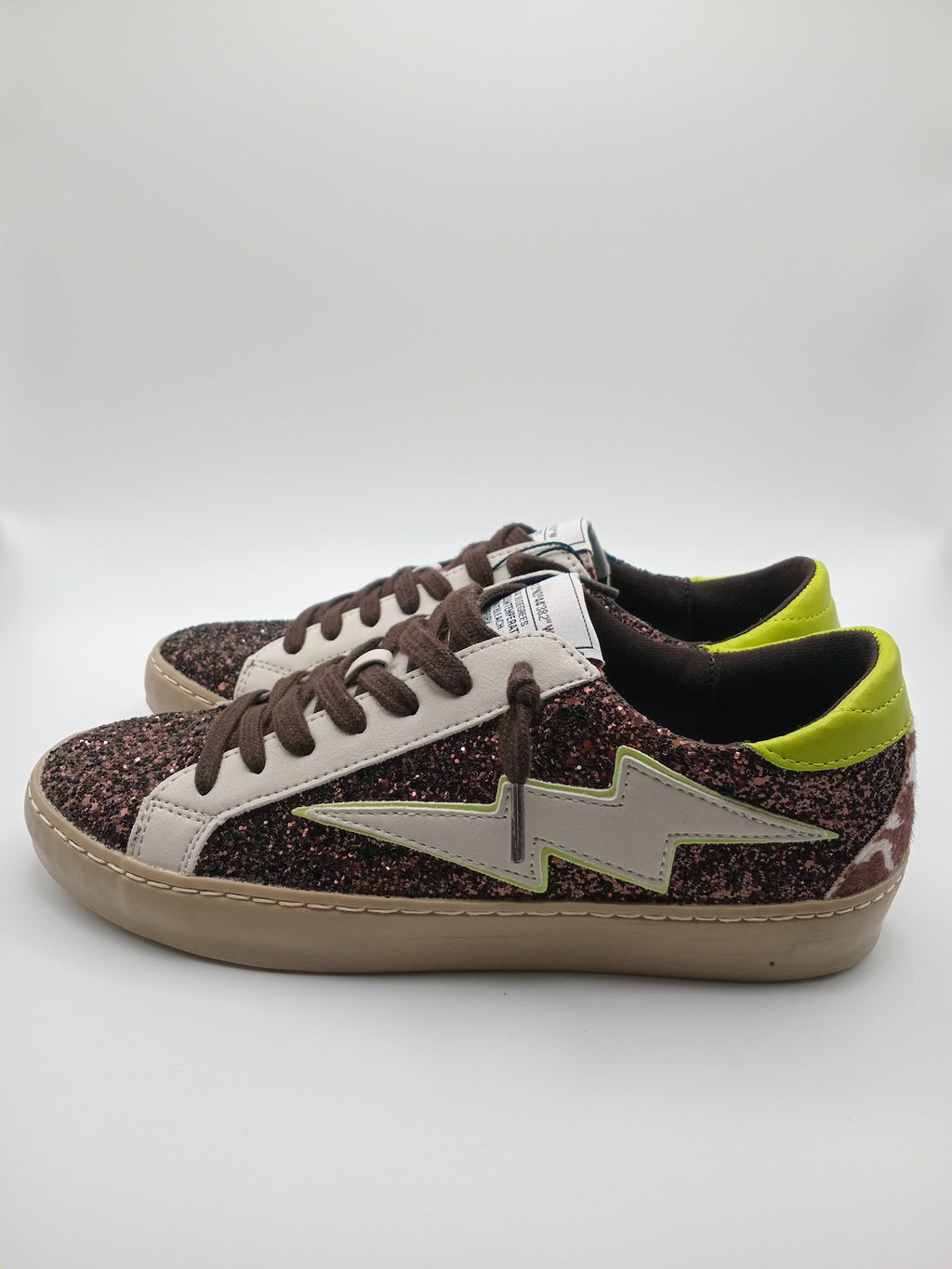 Sapatilhas Femininas Brilhantes com Glitter Castanho; Ténis Corina Casual de Moda com Detalhe de Raio Verde Neon e Sola Confortável; Calçado Estiloso para Senhora