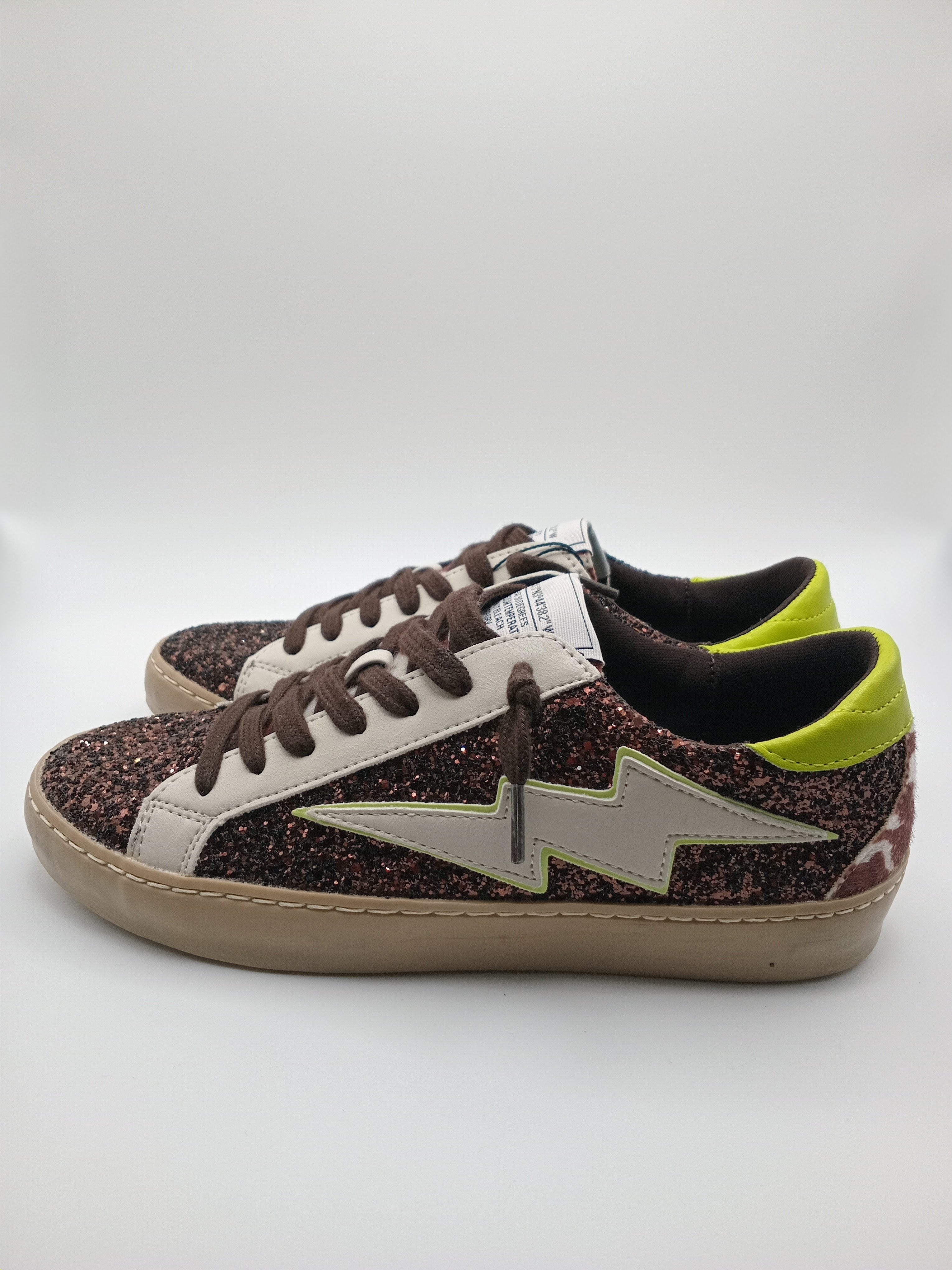 Sapatilhas Femininas Brilhantes com Glitter Castanho; Ténis Corina Casual de Moda com Detalhe de Raio Verde Neon e Sola Confortável; Calçado Estiloso para Senhora