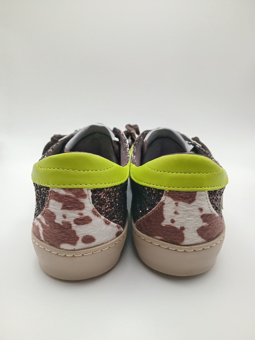 Sapatilhas Femininas Brilhantes com Glitter Castanho; Ténis Corina Casual de Moda com Detalhe de Raio Verde Neon e Sola Confortável; Calçado Estiloso para Senhora