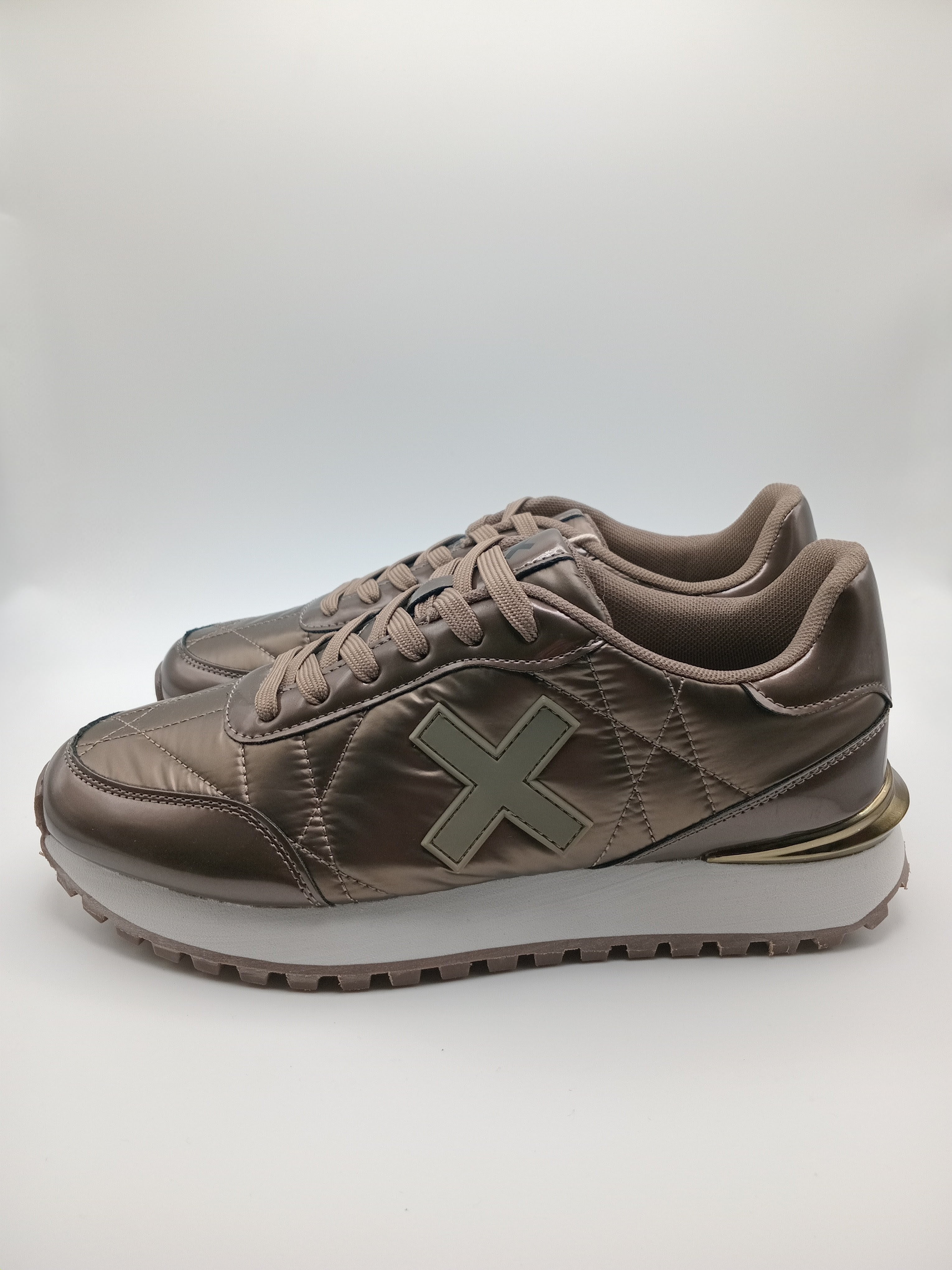 TÊNIS XTI BRONZE TRATORADO IMPERMEÁVEL LONA LOGO ALTO RELEVO 3D