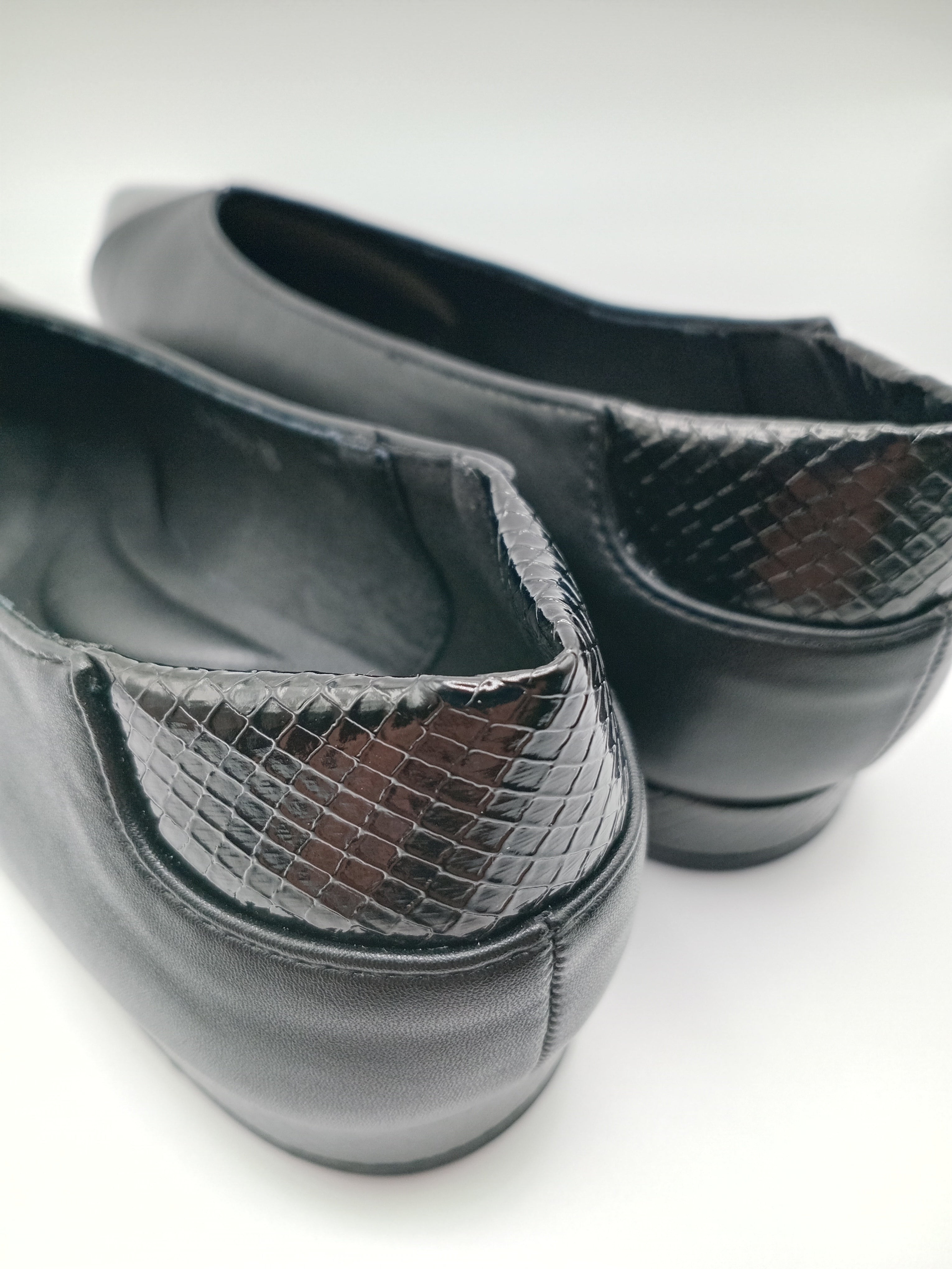 SABRINA BUONAROTTI PRETO ECO PELE PALMILHA ACOLCHOADA BICUDO COBRA