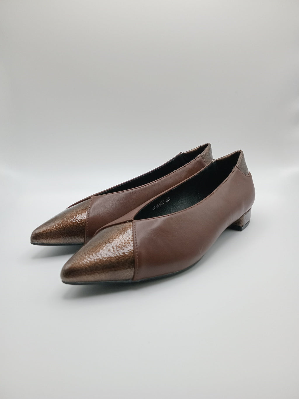 Sabrina Feminina Buonarotti Eco Pele Castanha; Bico Fino com Detalhe Bronze Metalizado; Salto Baixo Raspeto Confortável e Elegante