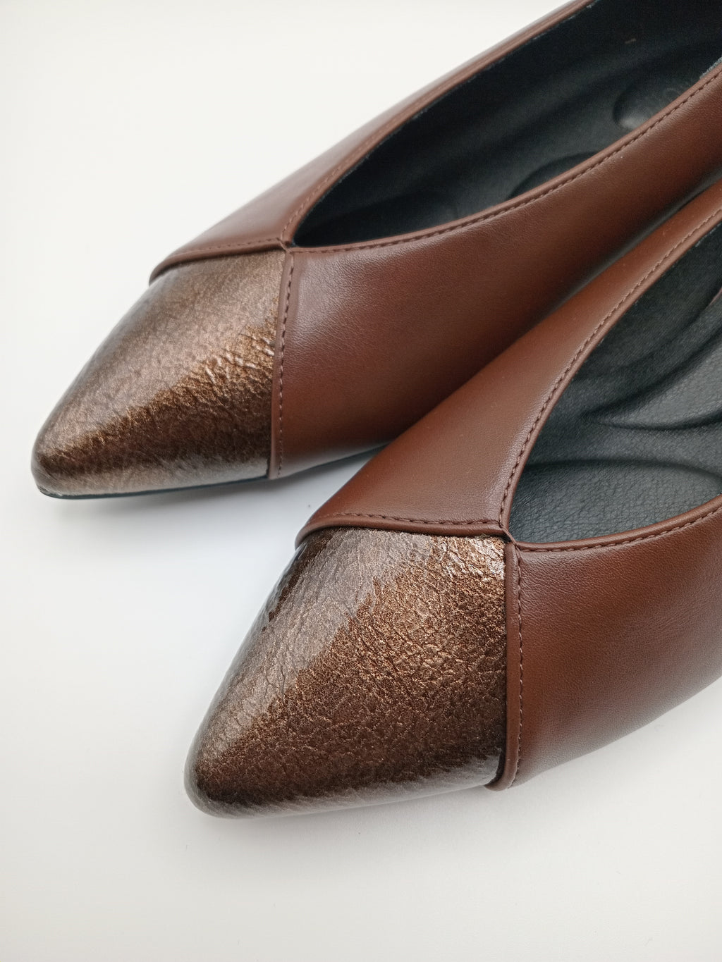 Sabrina Feminina Buonarotti Eco Pele Castanha; Bico Fino com Detalhe Bronze Metalizado; Salto Baixo Raspeto Confortável e Elegante