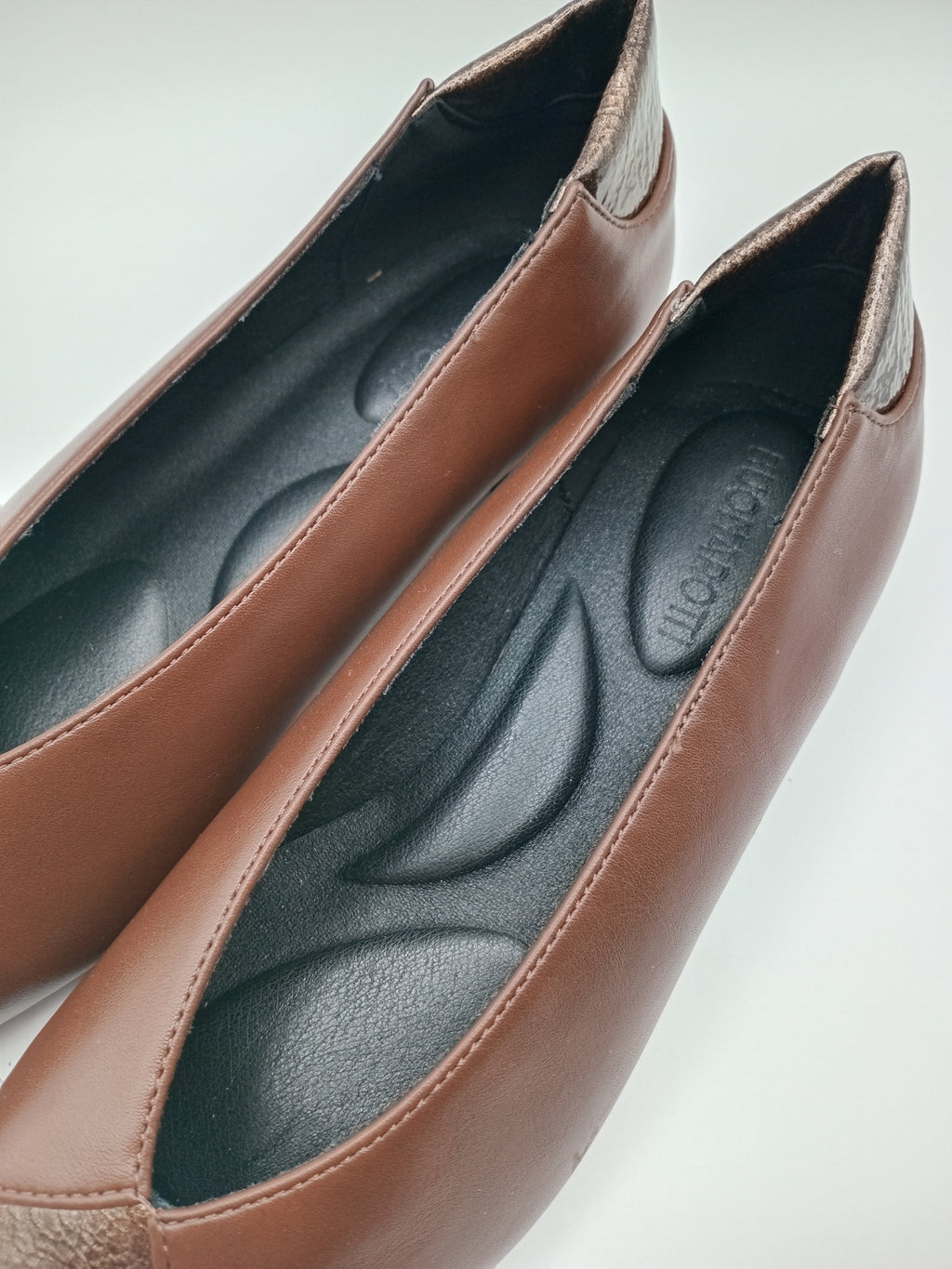Sabrina Feminina Buonarotti Eco Pele Castanha; Bico Fino com Detalhe Bronze Metalizado; Salto Baixo Raspeto Confortável e Elegante
