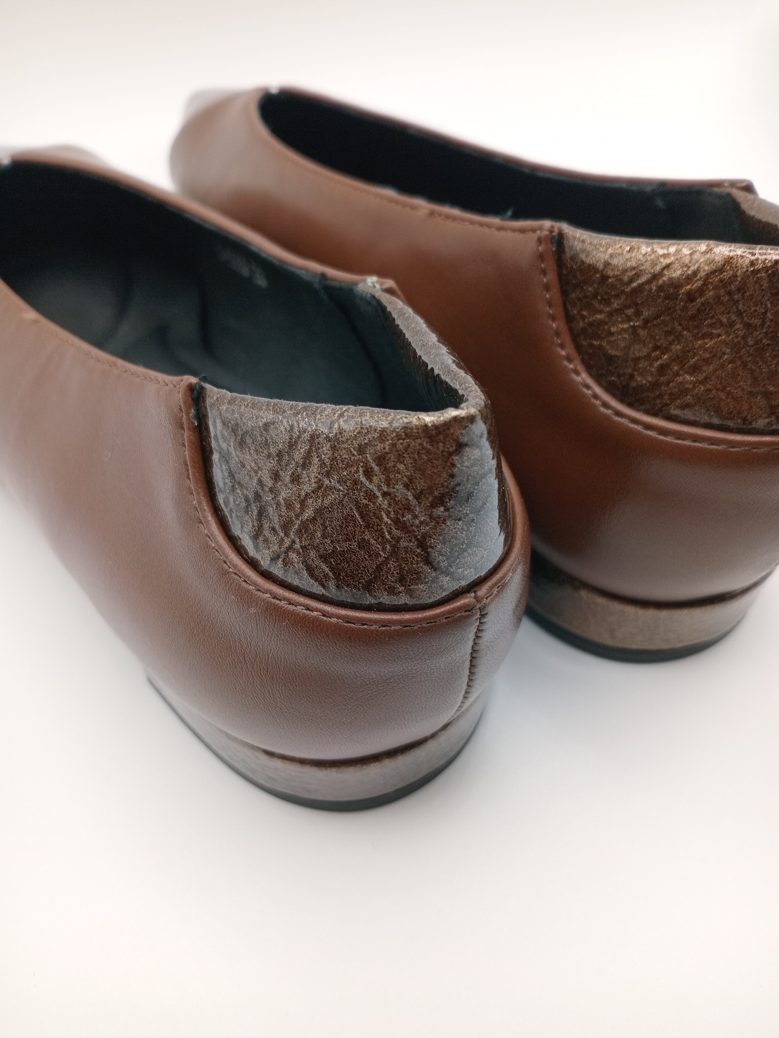 SABRINA BUONAROTTI CASTANHO ECO PELE PALMILHA ACOLCHOADA BICUDO TEXTURA