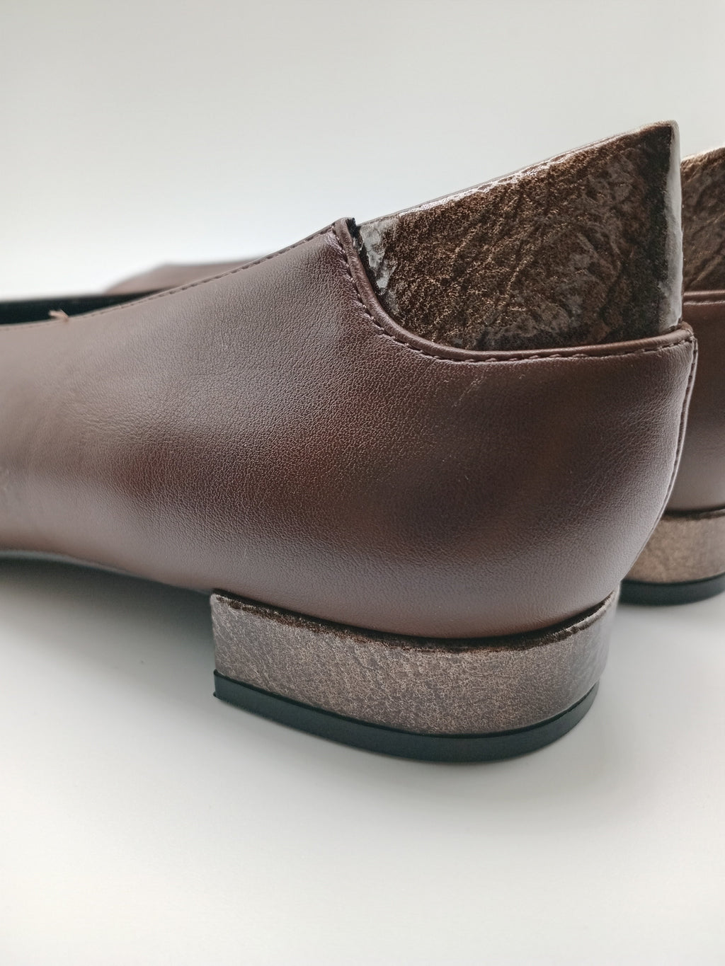 Sabrina Feminina Buonarotti Eco Pele Castanha; Bico Fino com Detalhe Bronze Metalizado; Salto Baixo Raspeto Confortável e Elegante
