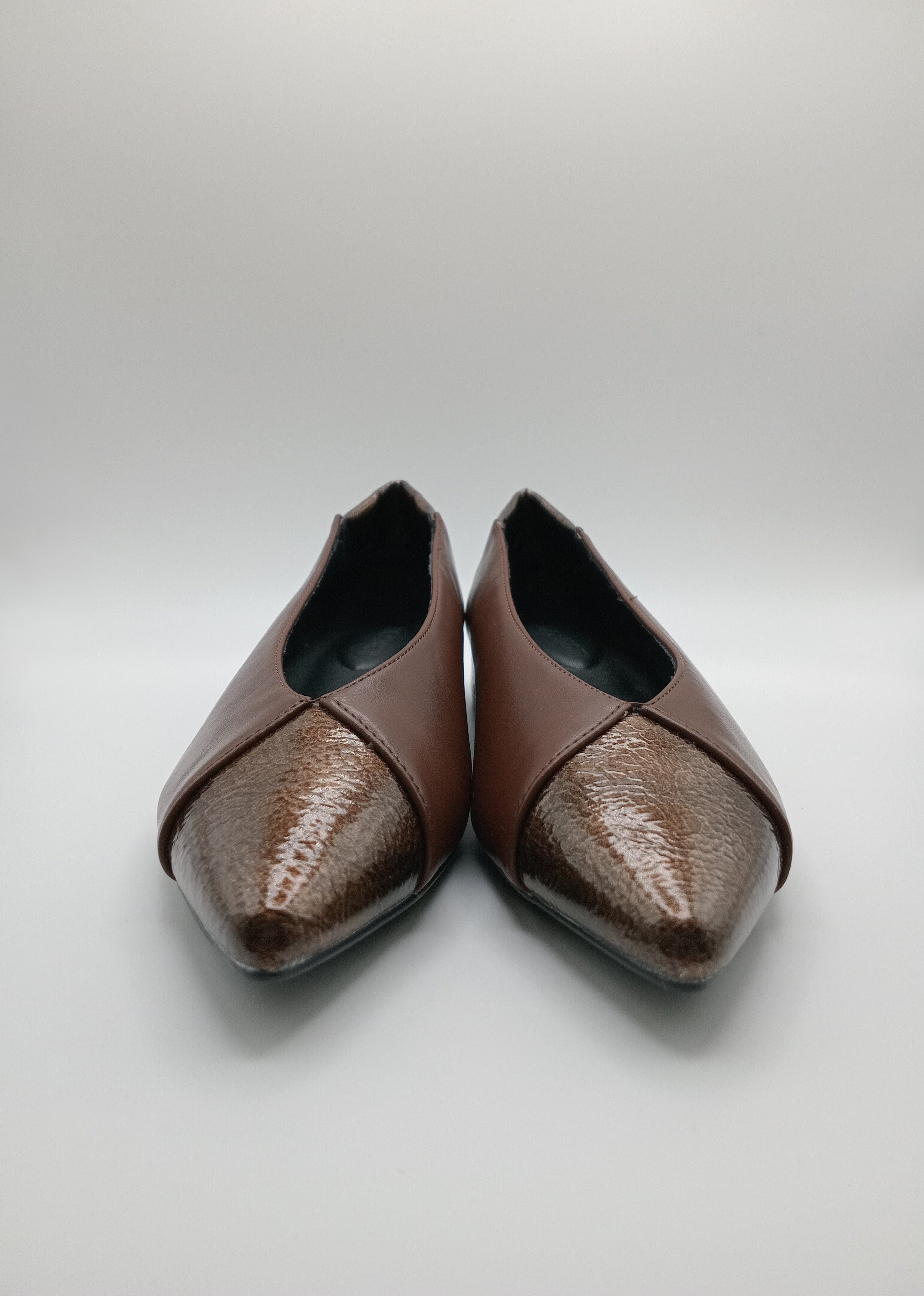 Sabrina Feminina Buonarotti Eco Pele Castanha; Bico Fino com Detalhe Bronze Metalizado; Salto Baixo Raspeto Confortável e Elegante