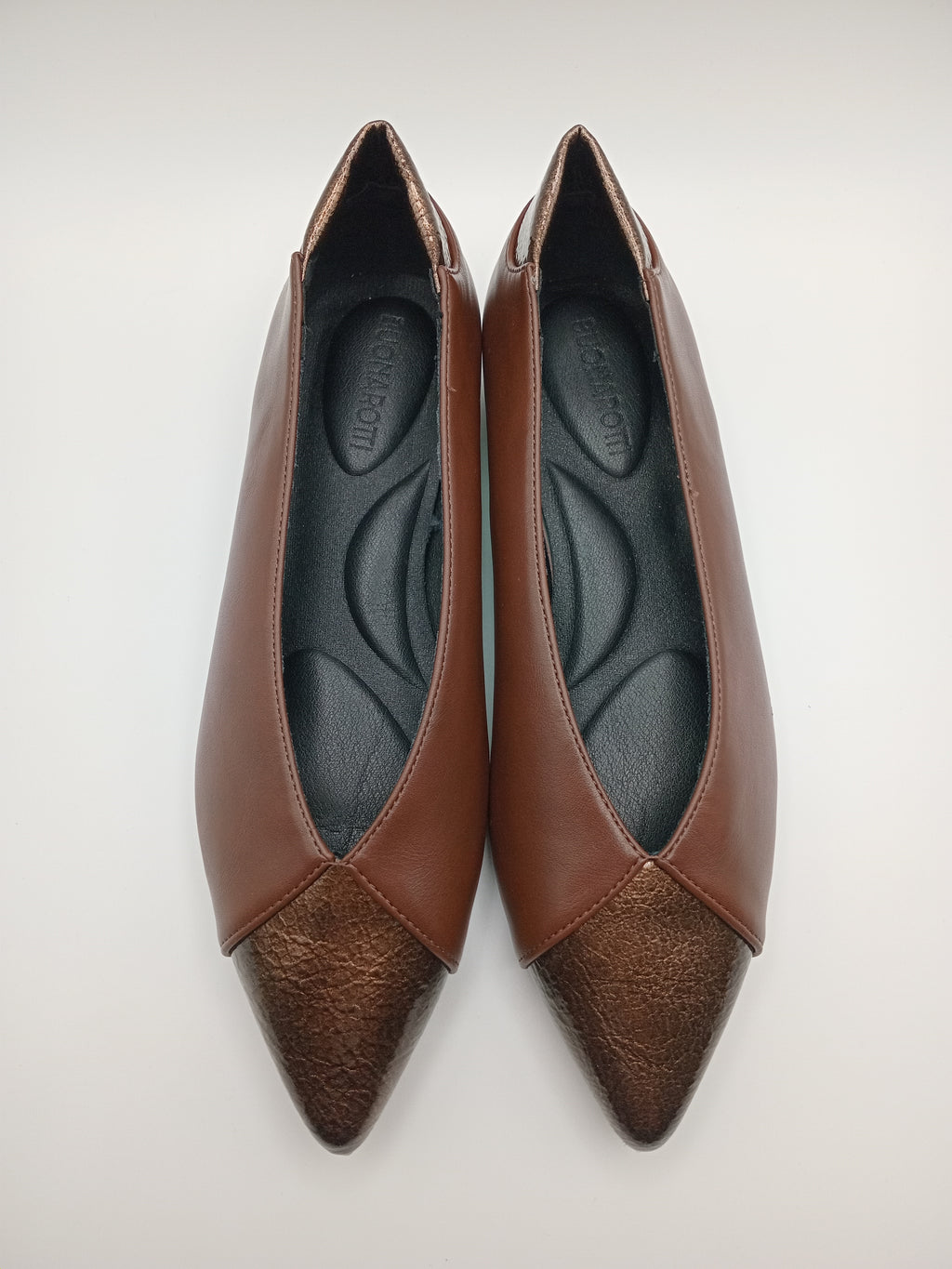 Sabrina Feminina Buonarotti Eco Pele Castanha; Bico Fino com Detalhe Bronze Metalizado; Salto Baixo Raspeto Confortável e Elegante