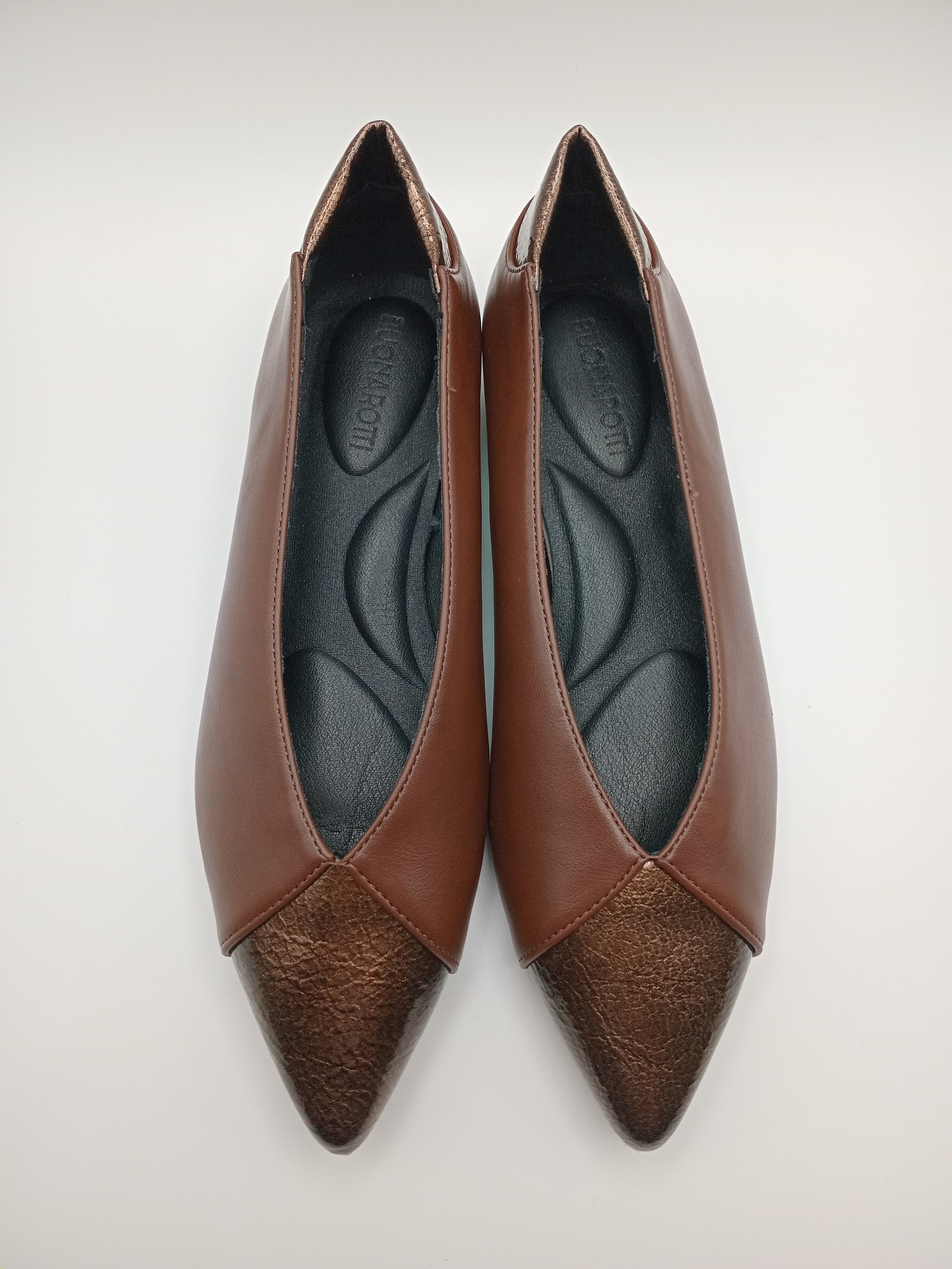 Sabrina Feminina Buonarotti Eco Pele Castanha; Bico Fino com Detalhe Bronze Metalizado; Salto Baixo Raspeto Confortável e Elegante