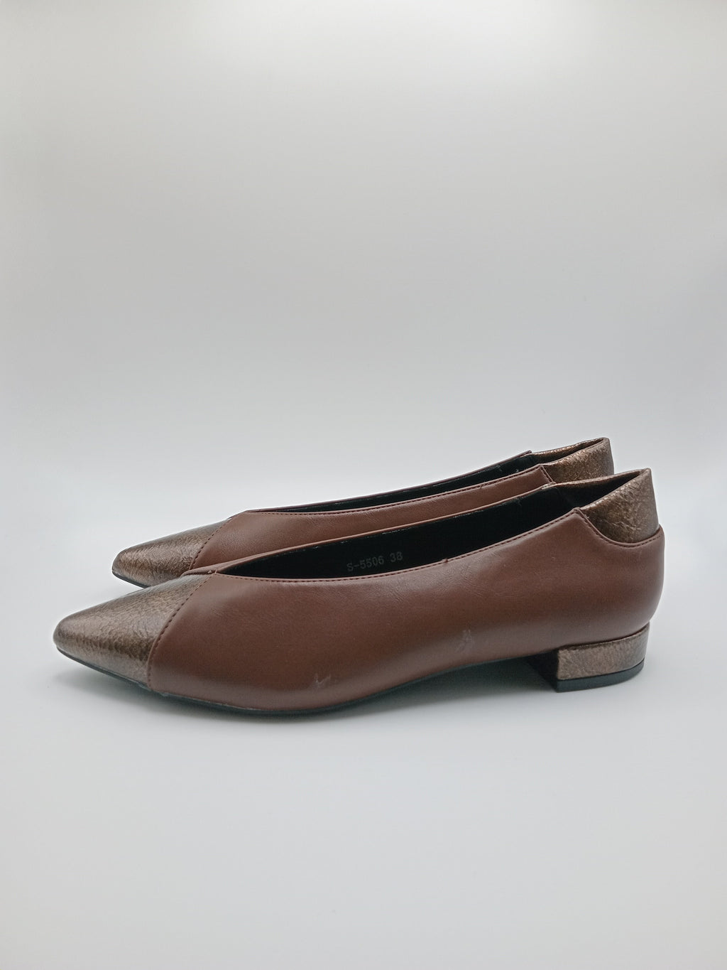 Sabrina Feminina Buonarotti Eco Pele Castanha; Bico Fino com Detalhe Bronze Metalizado; Salto Baixo Raspeto Confortável e Elegante