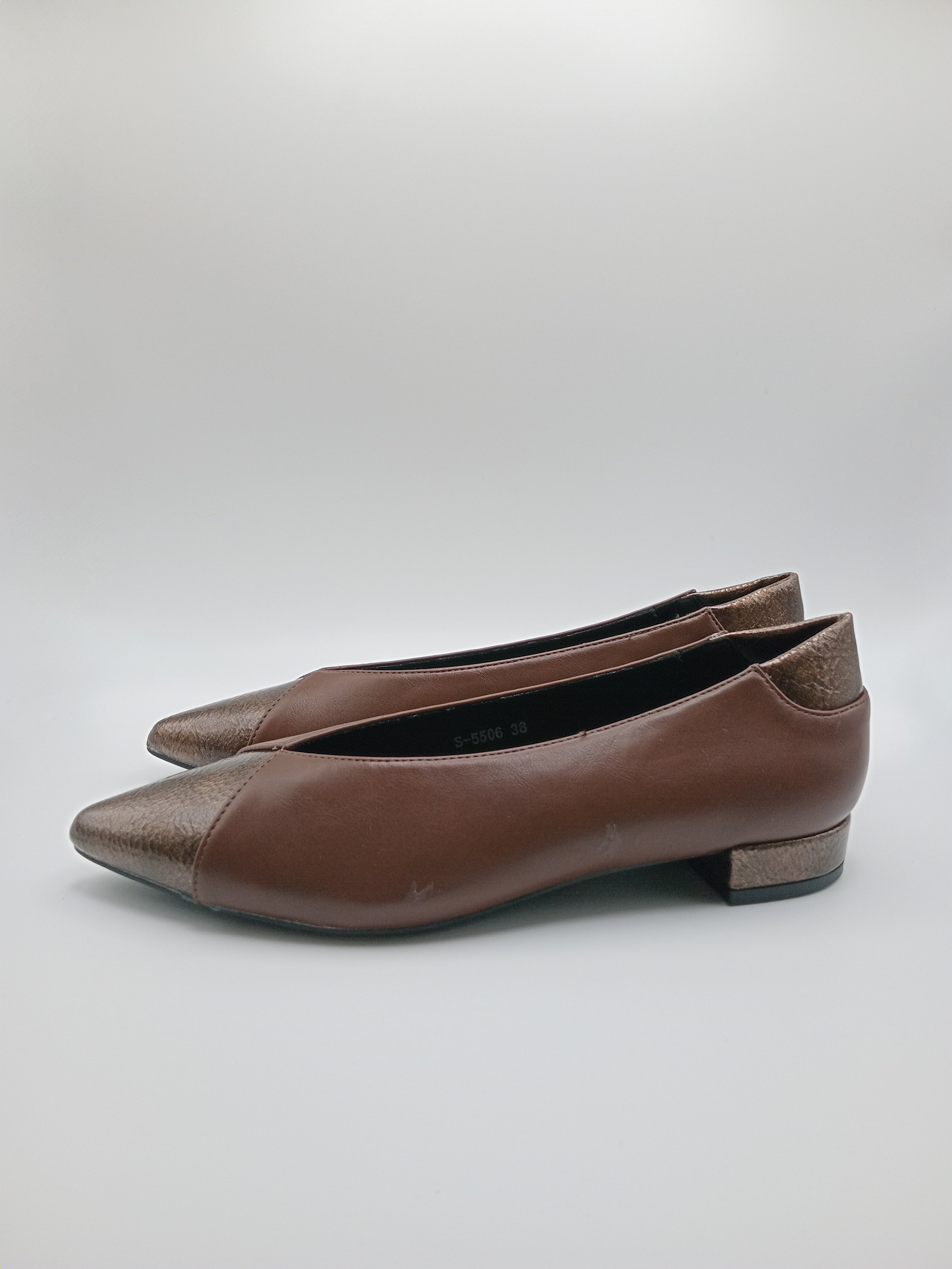 Sabrina Feminina Buonarotti Eco Pele Castanha; Bico Fino com Detalhe Bronze Metalizado; Salto Baixo Raspeto Confortável e Elegante