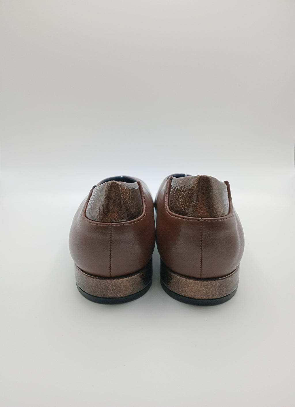 Sabrina Feminina Buonarotti Eco Pele Castanha; Bico Fino com Detalhe Bronze Metalizado; Salto Baixo Raspeto Confortável e Elegante