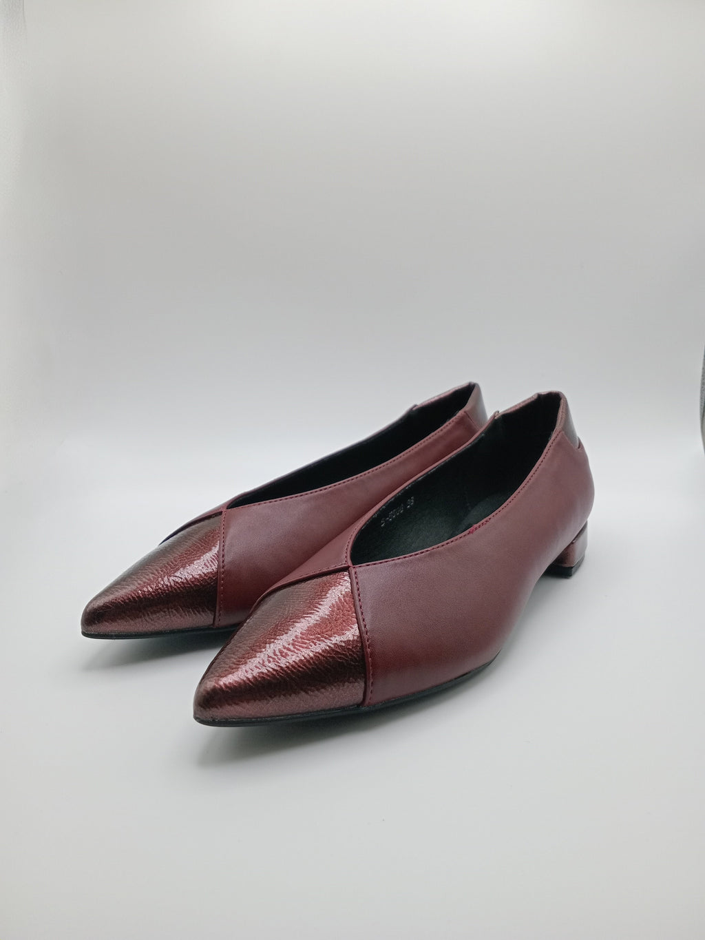 Sabrina Feminina Buonarotti em Pele Bordô; Bico Fino com Detalhe Metalizado; Salto Baixo Raspeto Confortável e Elegante