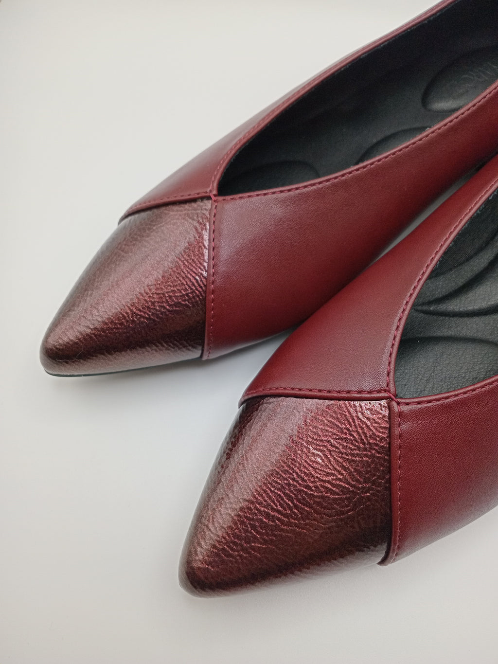 Sabrina Feminina Buonarotti em Pele Bordô; Bico Fino com Detalhe Metalizado; Salto Baixo Raspeto Confortável e Elegante