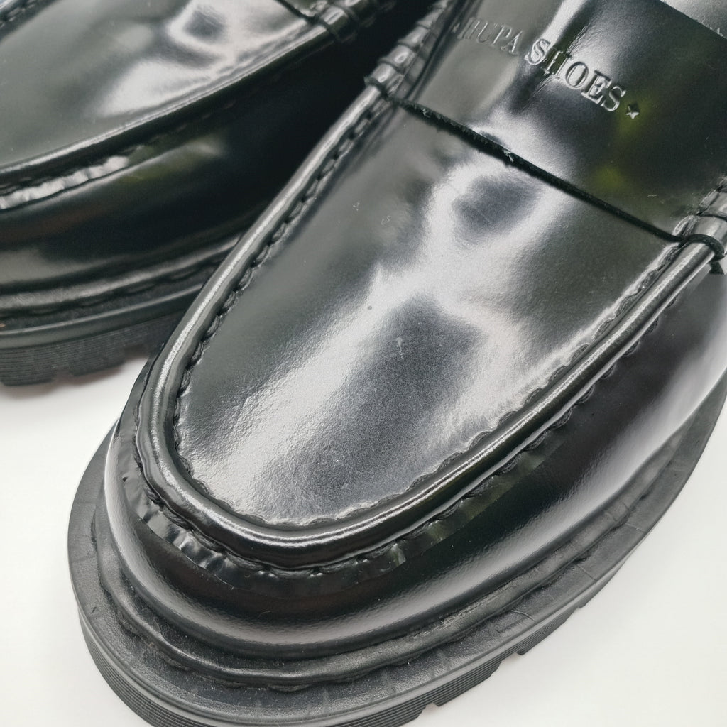 Sapato Mocassim Feminino Hupa Shoes em Pele Brilhante com Sola de Trator; Loafers Pretos Estilo Casual e Elegante de Luxo; Calçado Confortável Moda Feminina Portugal