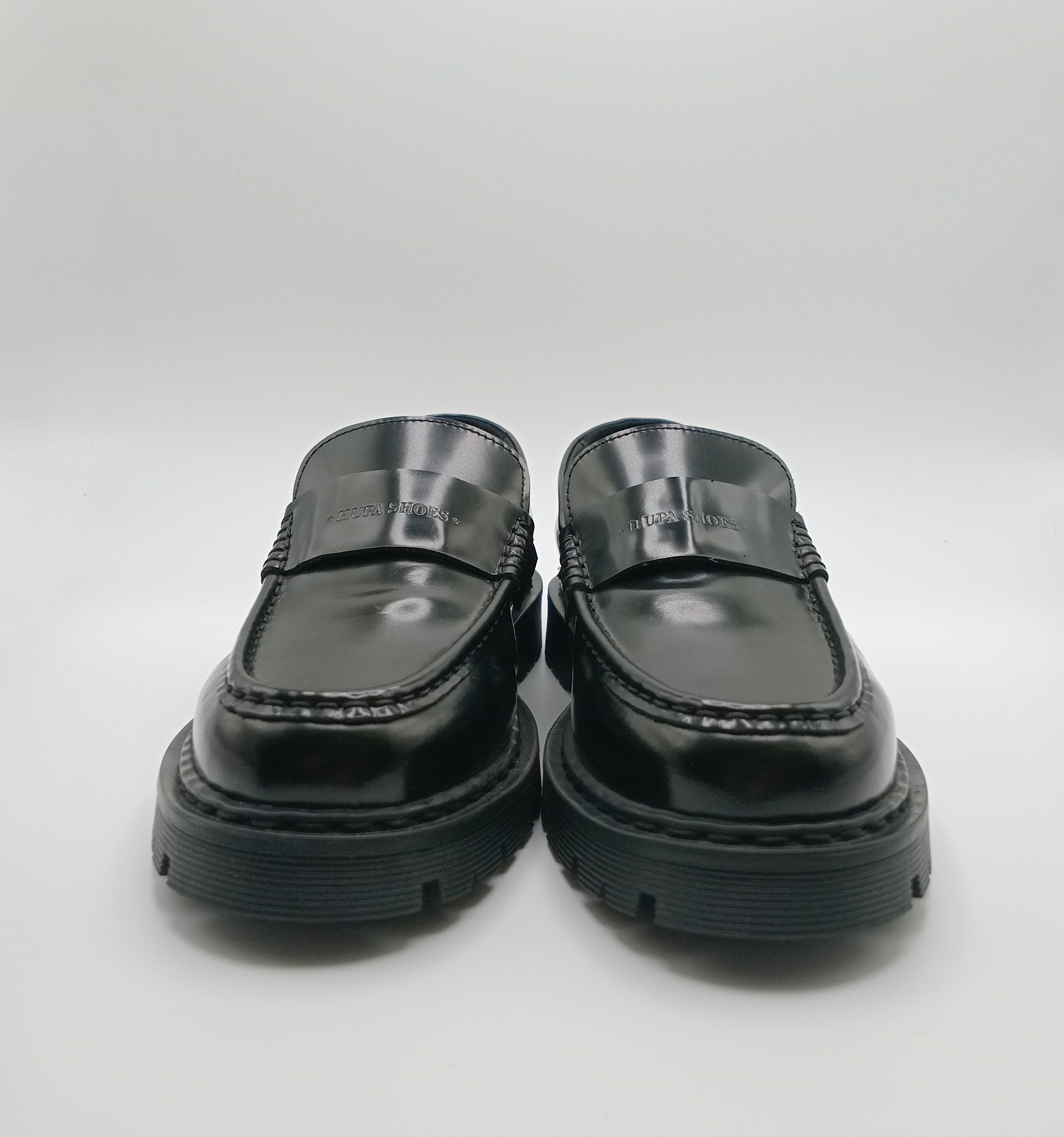 Sapato Mocassim Feminino Hupa Shoes em Pele Brilhante com Sola de Trator; Loafers Pretos Estilo Casual e Elegante de Luxo; Calçado Confortável Moda Feminina Portugal