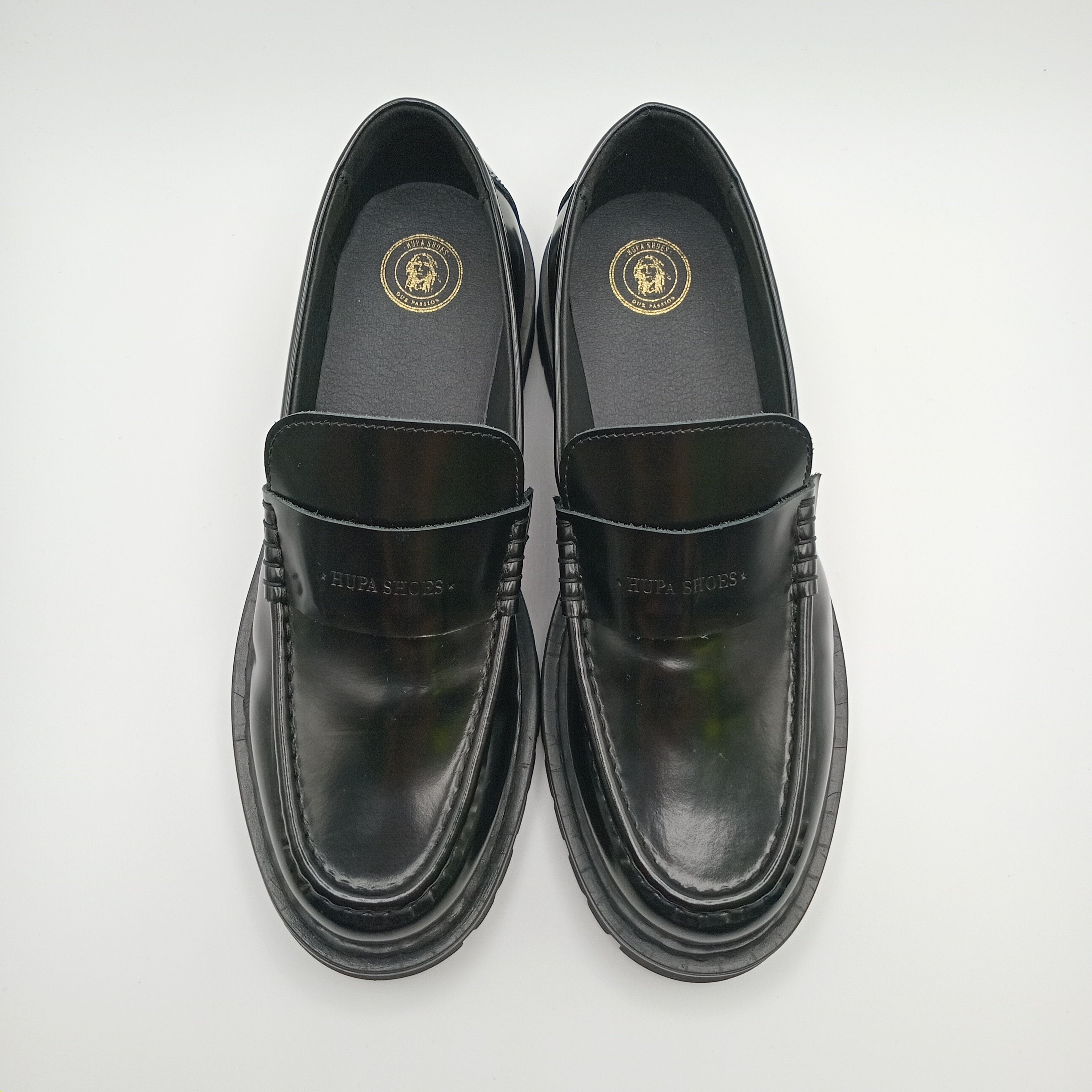 Sapato Mocassim Feminino Hupa Shoes em Pele Brilhante com Sola de Trator; Loafers Pretos Estilo Casual e Elegante de Luxo; Calçado Confortável Moda Feminina Portugal