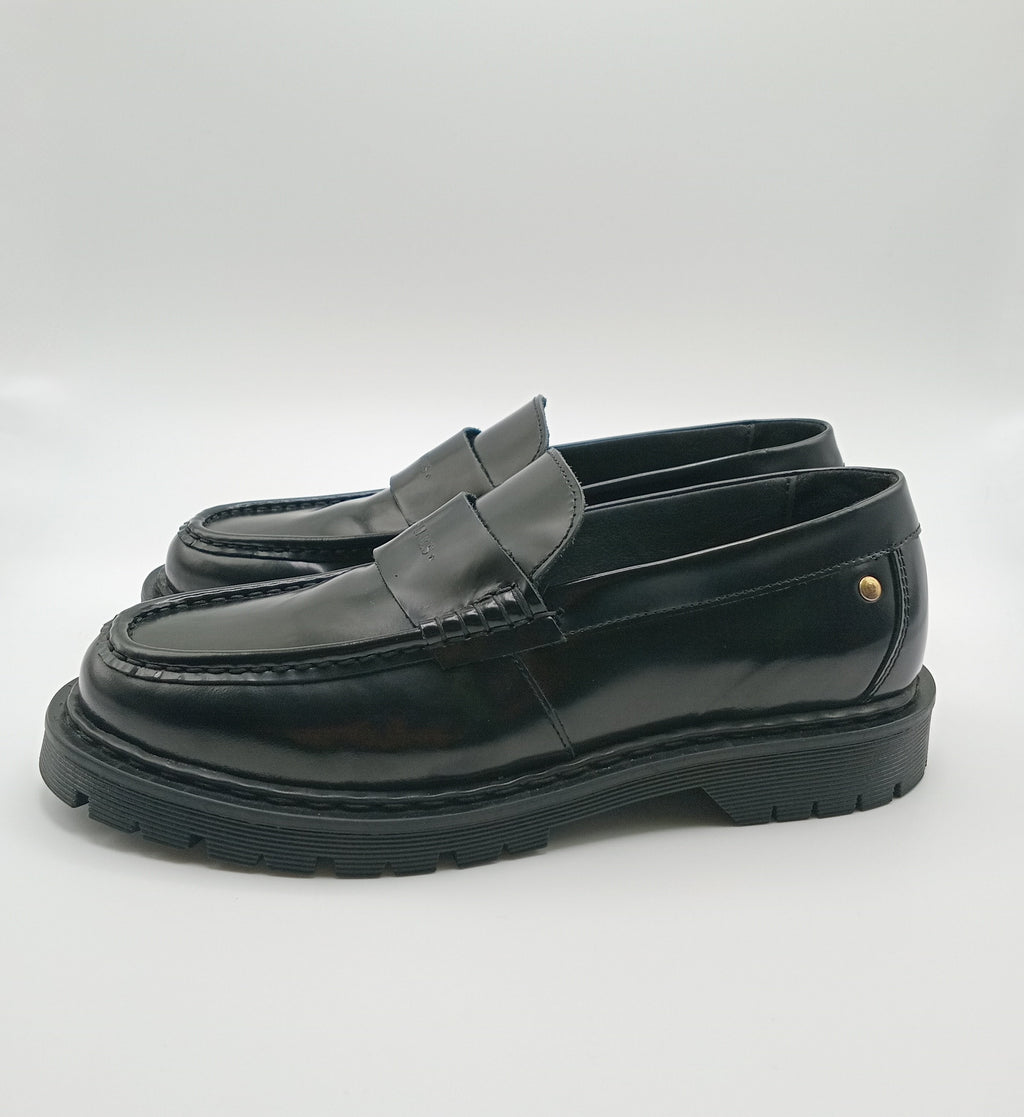 Sapato Mocassim Feminino Hupa Shoes em Pele Brilhante com Sola de Trator; Loafers Pretos Estilo Casual e Elegante de Luxo; Calçado Confortável Moda Feminina Portugal