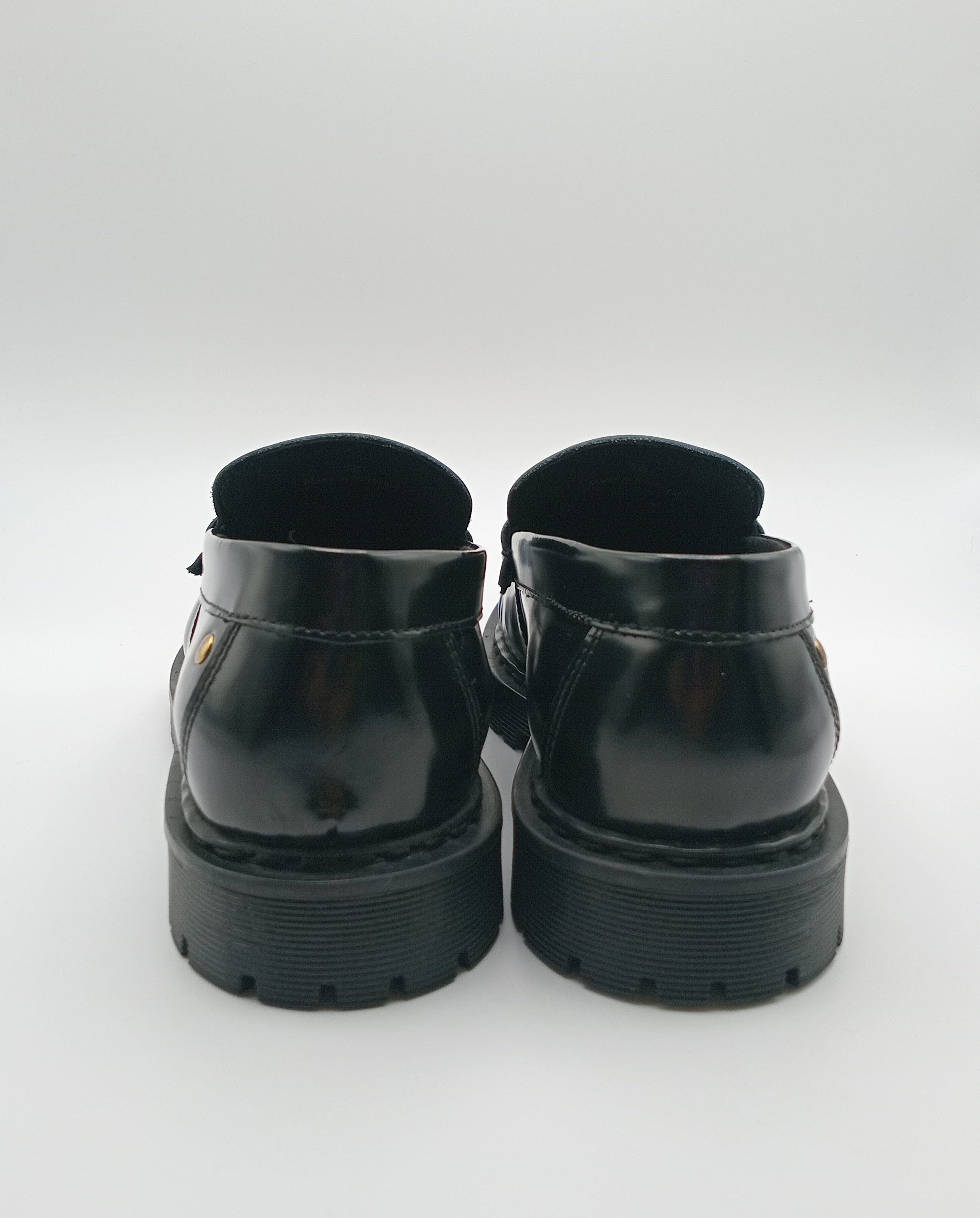 Sapato Mocassim Feminino Hupa Shoes em Pele Brilhante com Sola de Trator; Loafers Pretos Estilo Casual e Elegante de Luxo; Calçado Confortável Moda Feminina Portugal