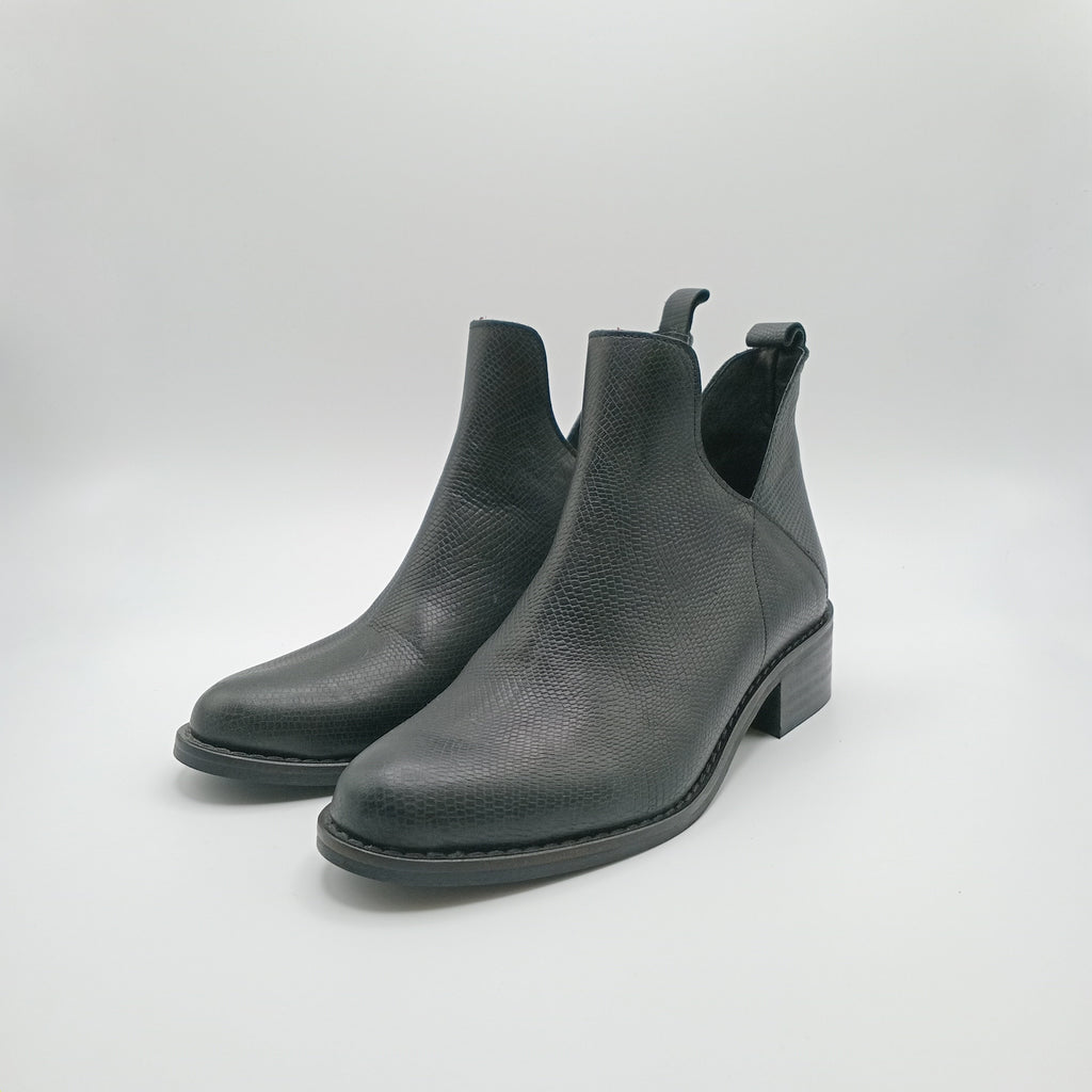 Botins Femininos Macadi em Pele com Recorte em V e Fecho, Botas de Cano Curto com Salto Baixo e Bico Fino, Estilo Casual e Confortável