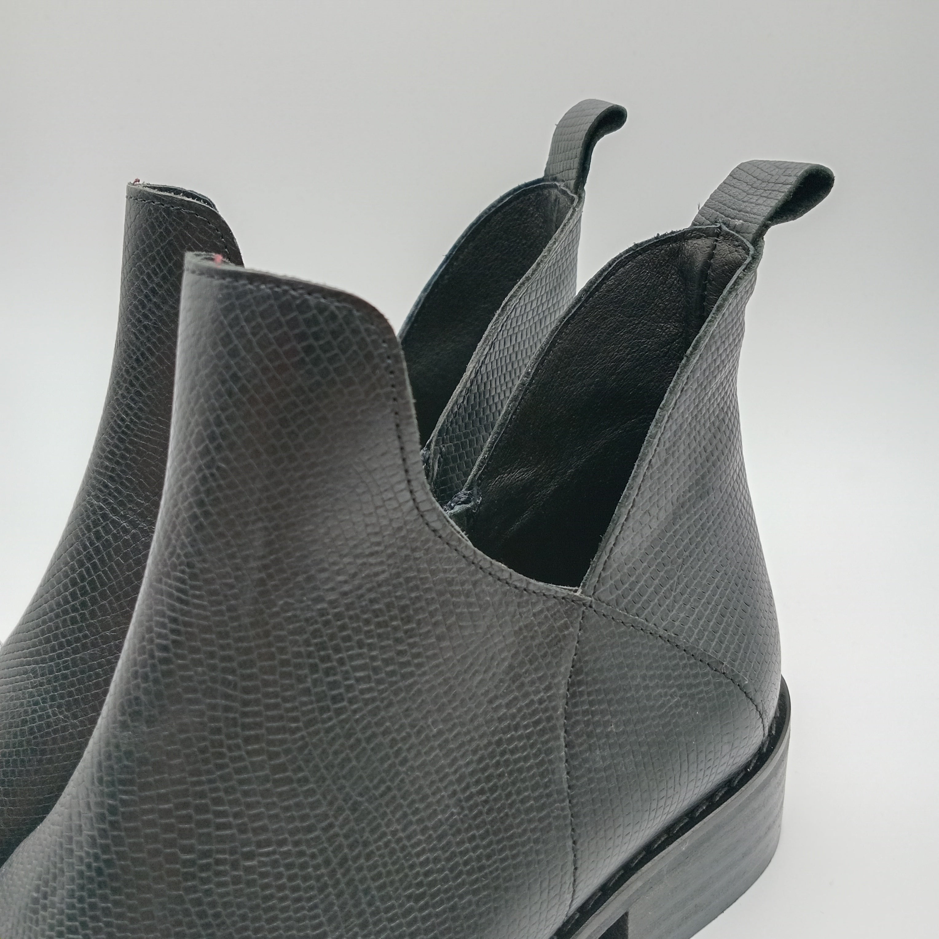 Botins Femininos Macadi em Pele com Recorte em V e Fecho, Botas de Cano Curto com Salto Baixo e Bico Fino, Estilo Casual e Confortável