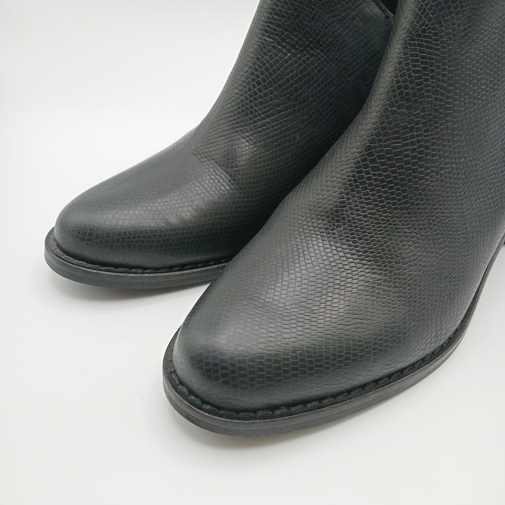 Botins Femininos Macadi em Pele com Recorte em V e Fecho, Botas de Cano Curto com Salto Baixo e Bico Fino, Estilo Casual e Confortável
