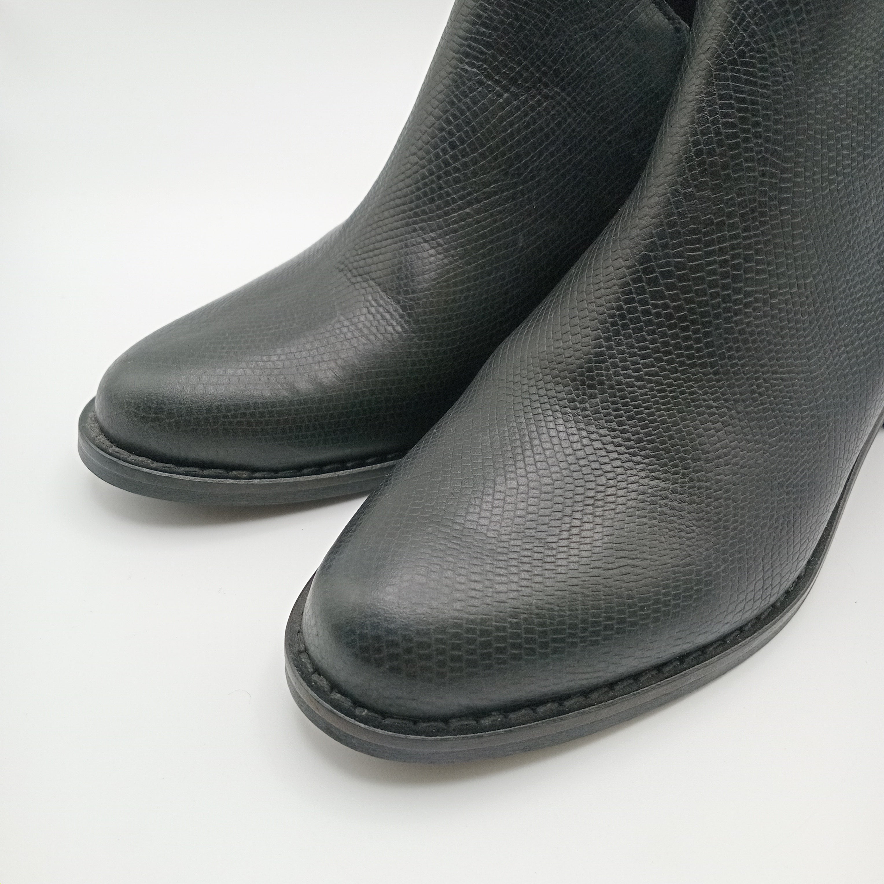 Botins Femininos Macadi em Pele com Recorte em V e Fecho, Botas de Cano Curto com Salto Baixo e Bico Fino, Estilo Casual e Confortável
