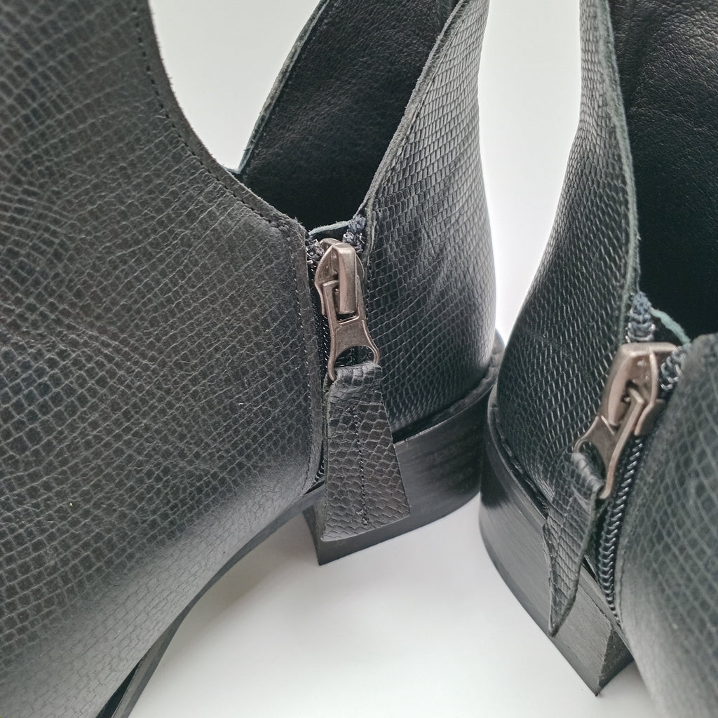 Botins Femininos Macadi em Pele com Recorte em V e Fecho, Botas de Cano Curto com Salto Baixo e Bico Fino, Estilo Casual e Confortável