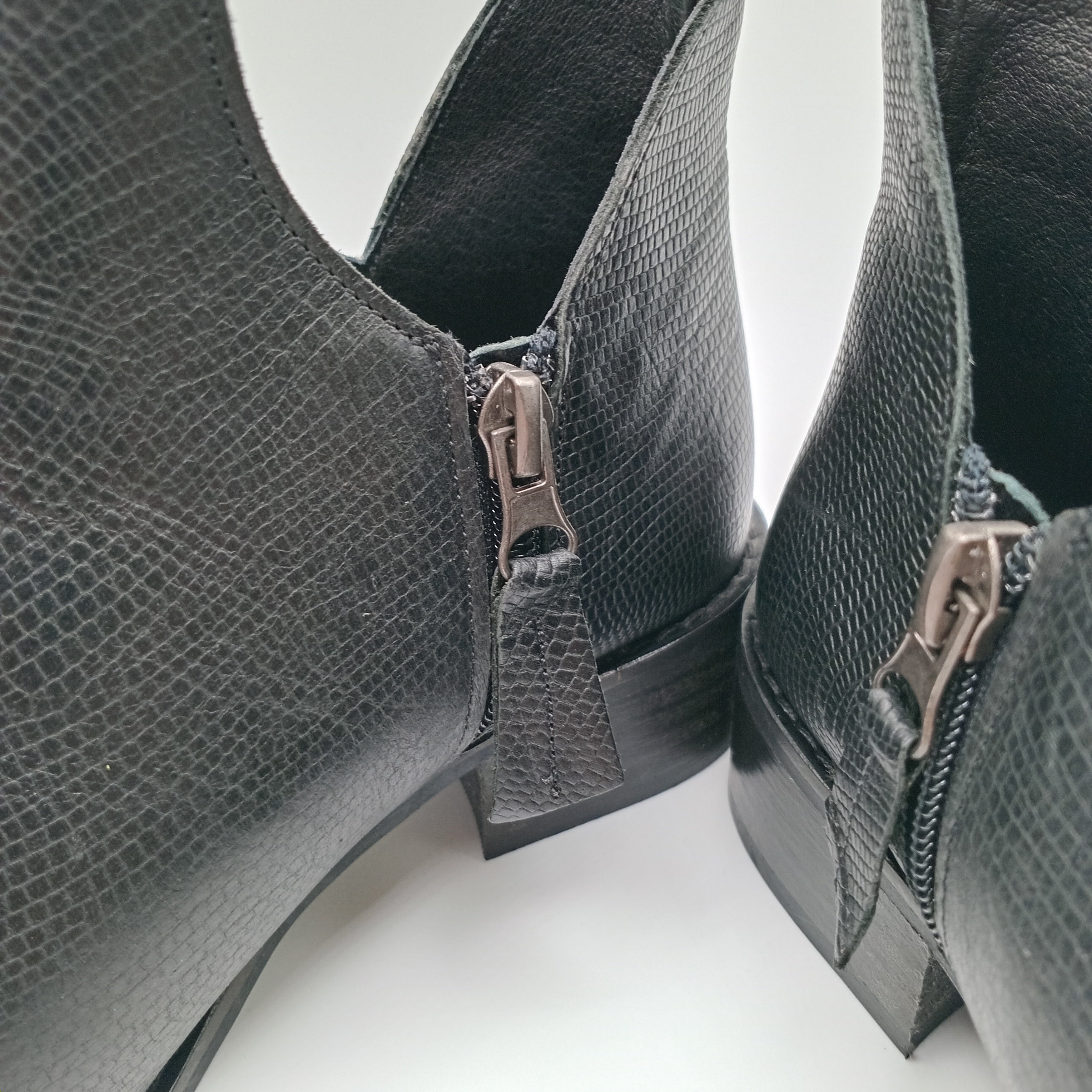 Botins Femininos Macadi em Pele com Recorte em V e Fecho, Botas de Cano Curto com Salto Baixo e Bico Fino, Estilo Casual e Confortável