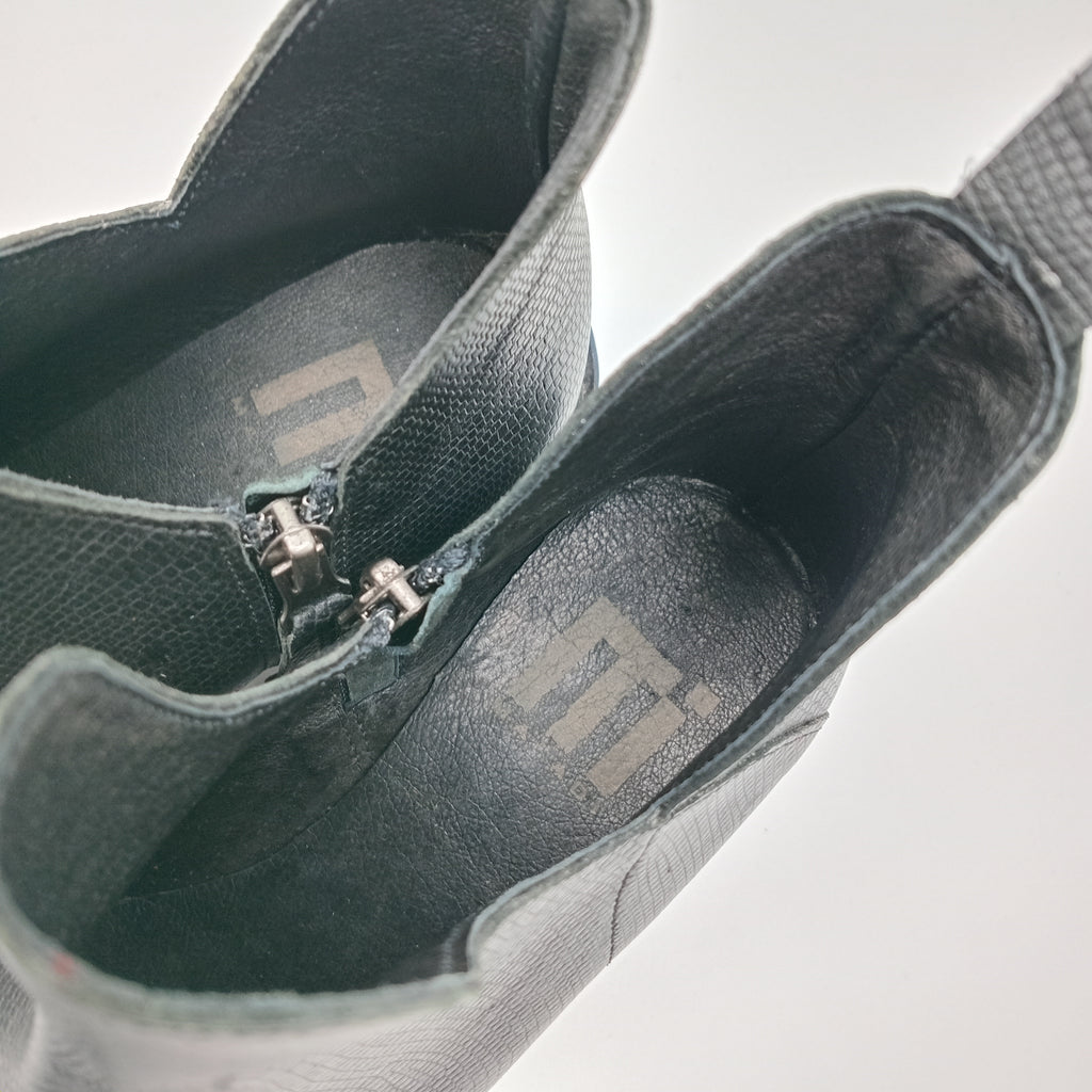 Botins Femininos Macadi em Pele com Recorte em V e Fecho, Botas de Cano Curto com Salto Baixo e Bico Fino, Estilo Casual e Confortável