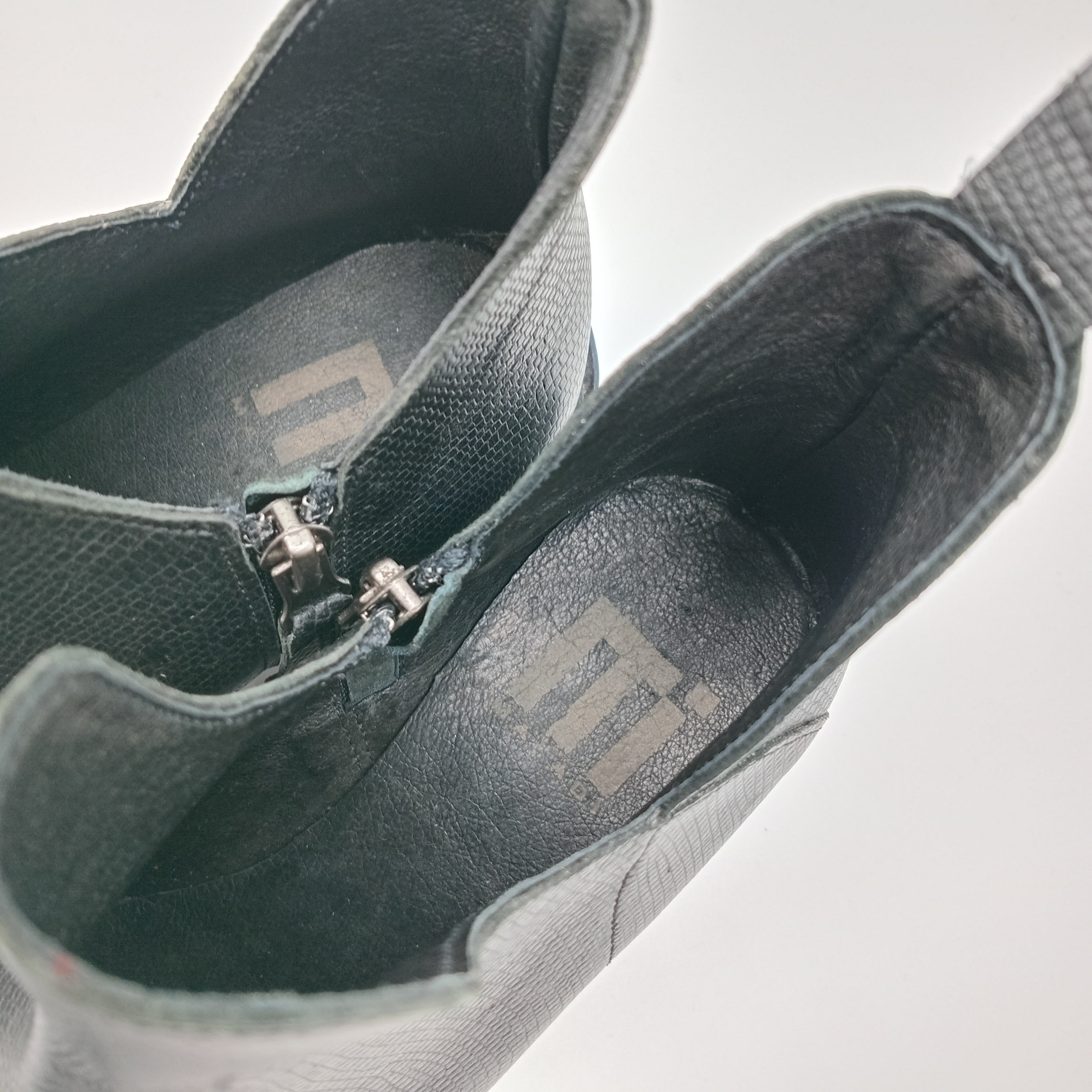 Botins Femininos Macadi em Pele com Recorte em V e Fecho, Botas de Cano Curto com Salto Baixo e Bico Fino, Estilo Casual e Confortável