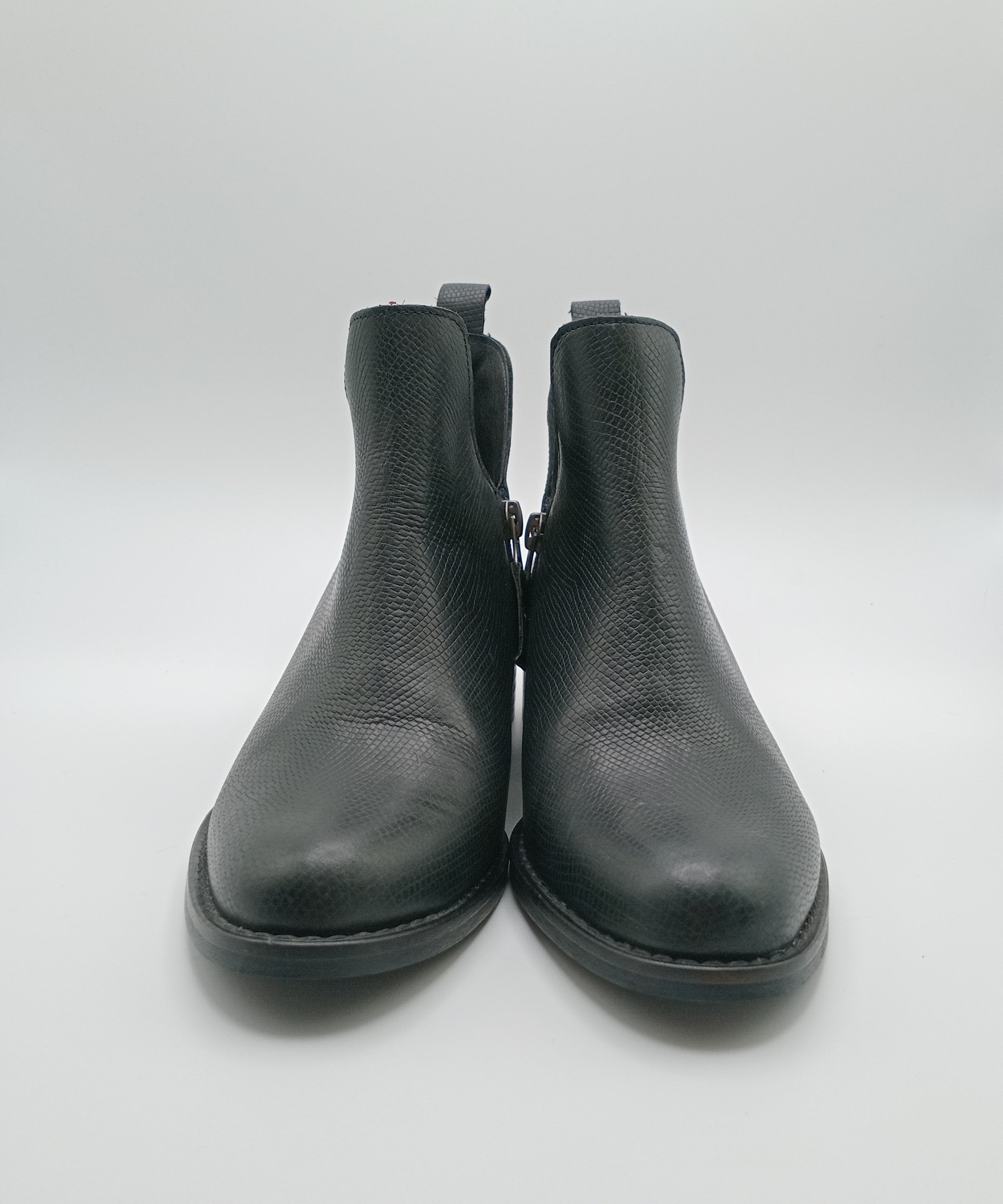 Botins Femininos Macadi em Pele com Recorte em V e Fecho, Botas de Cano Curto com Salto Baixo e Bico Fino, Estilo Casual e Confortável