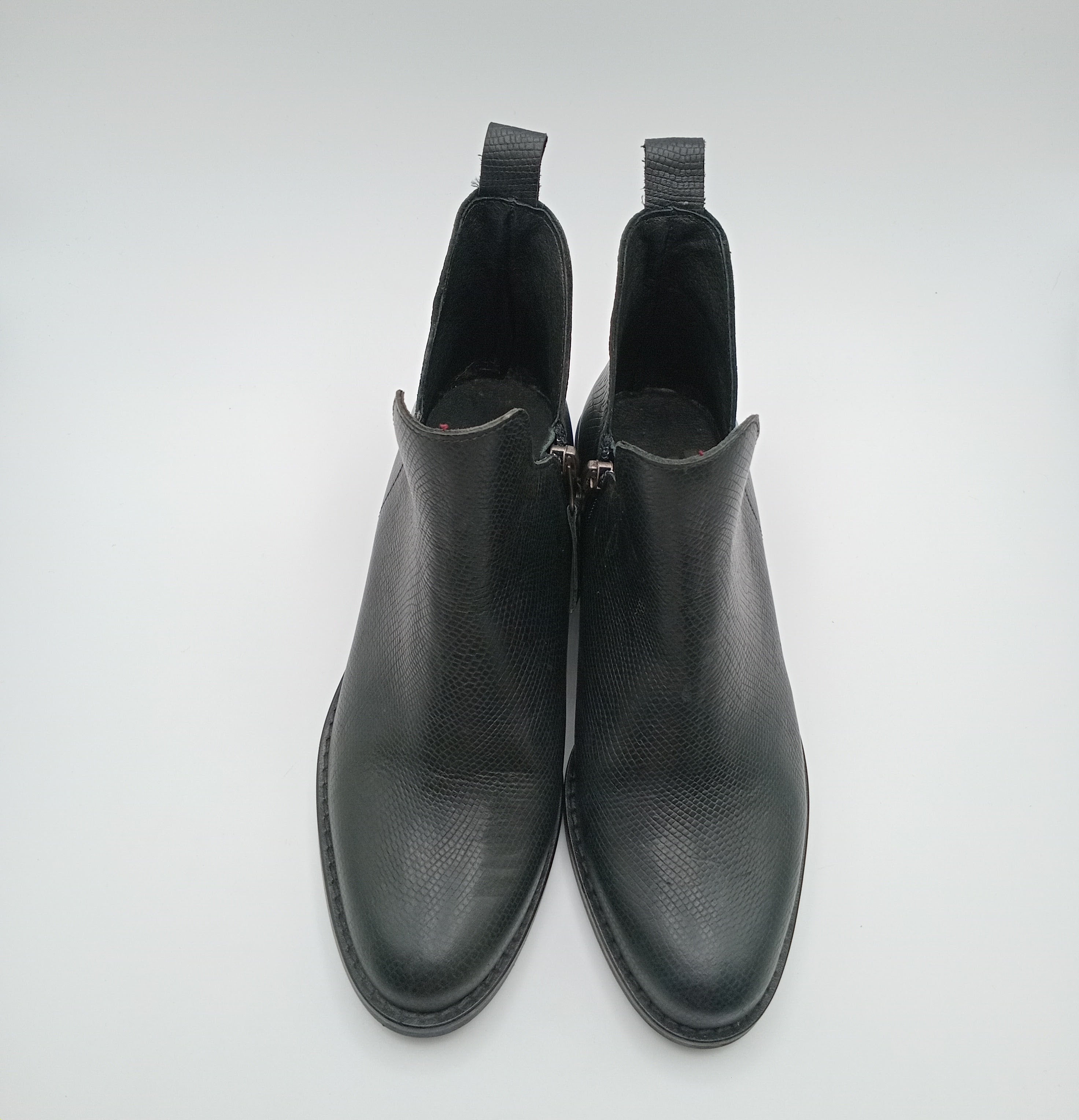Botins Femininos Macadi em Pele com Recorte em V e Fecho, Botas de Cano Curto com Salto Baixo e Bico Fino, Estilo Casual e Confortável