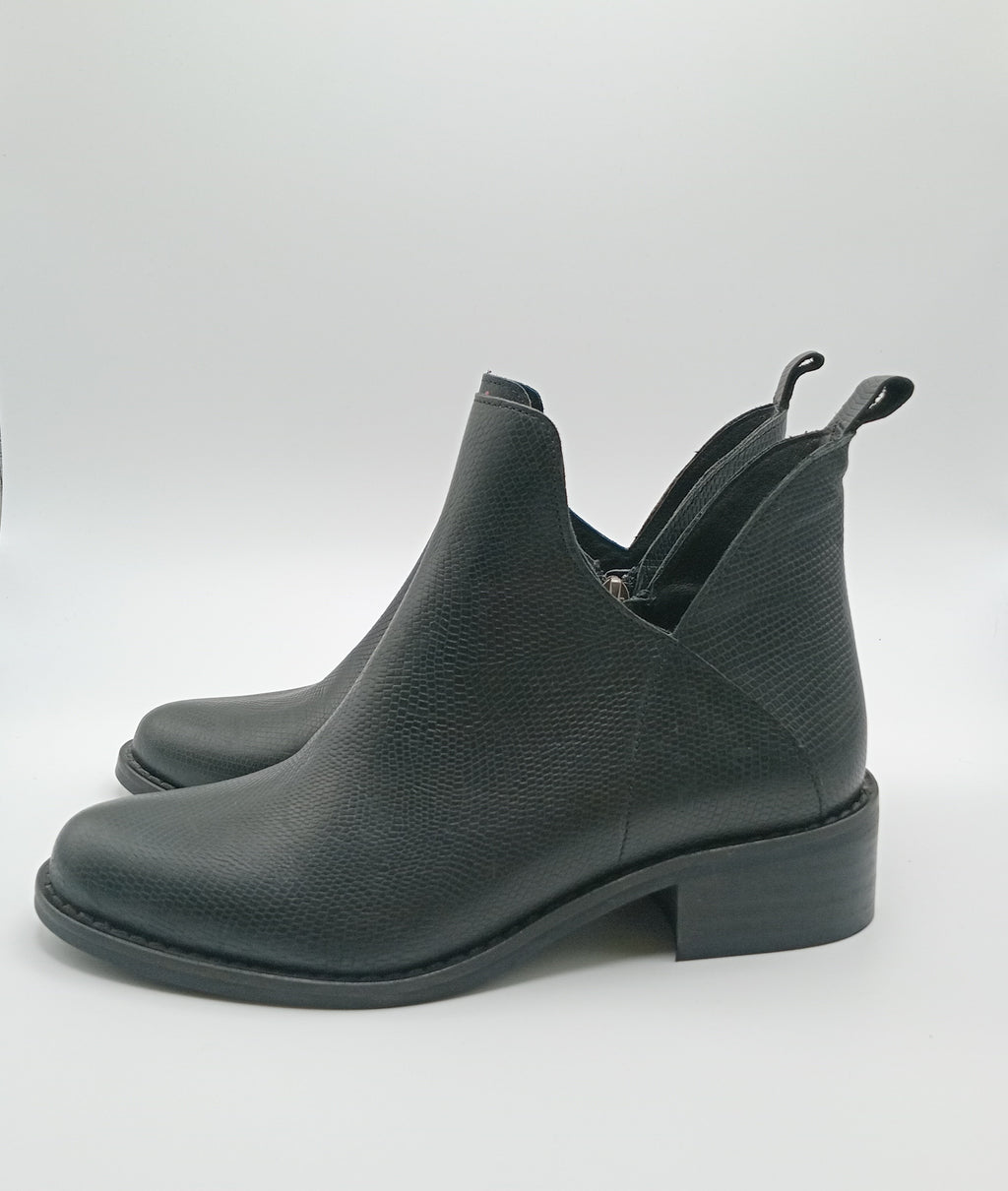 Botins Femininos Macadi em Pele com Recorte em V e Fecho, Botas de Cano Curto com Salto Baixo e Bico Fino, Estilo Casual e Confortável