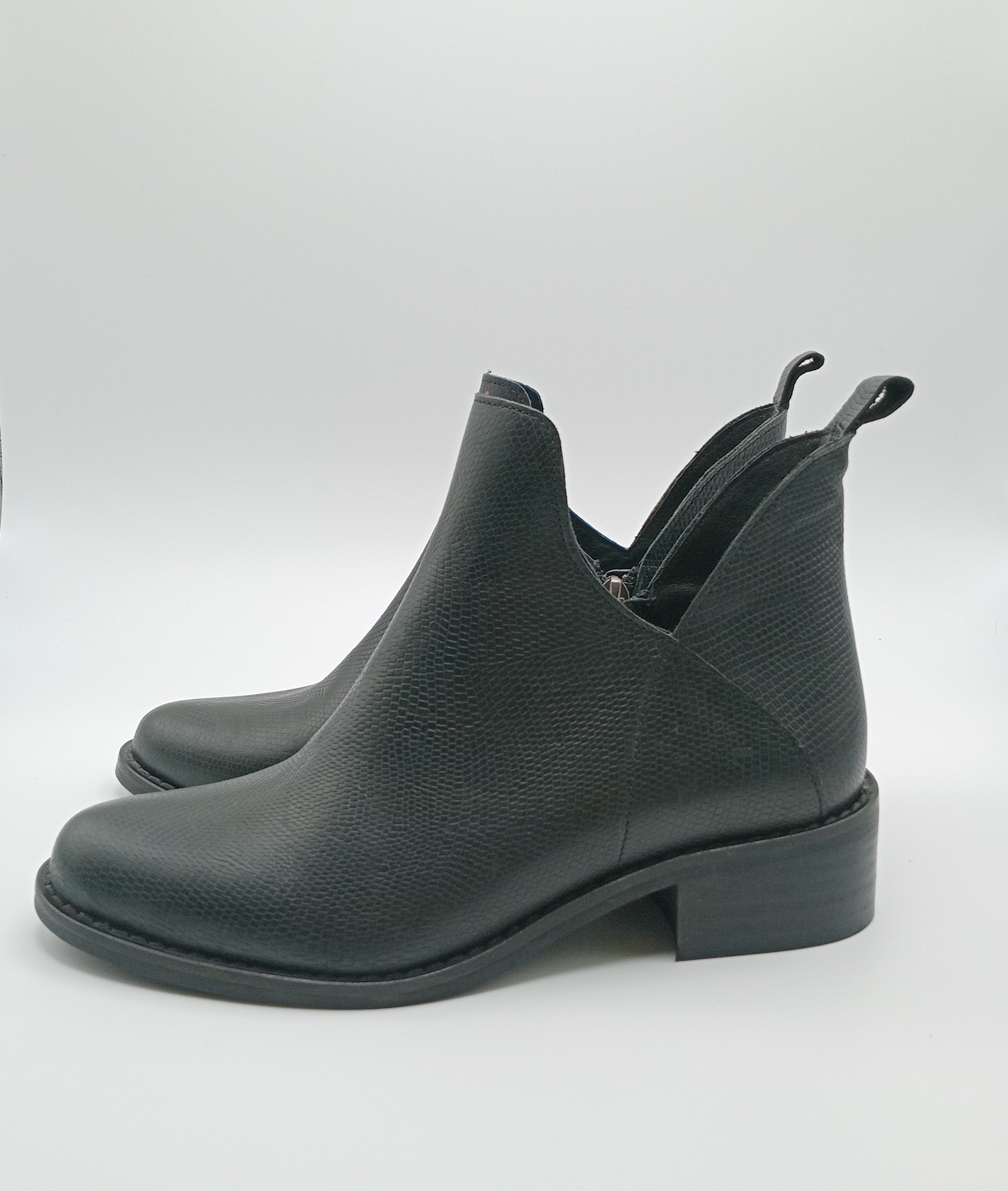 Botins Femininos Macadi em Pele com Recorte em V e Fecho, Botas de Cano Curto com Salto Baixo e Bico Fino, Estilo Casual e Confortável