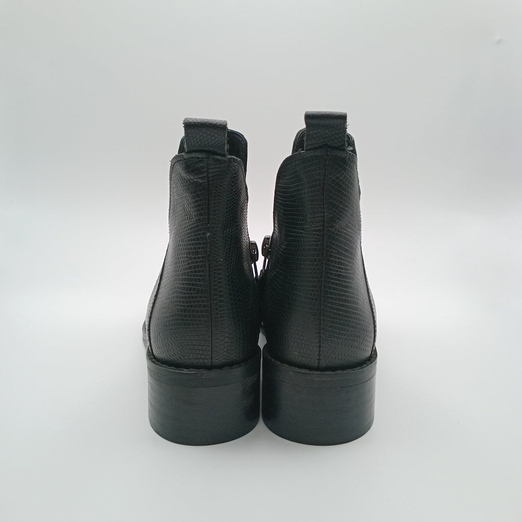 Botins Femininos Macadi em Pele com Recorte em V e Fecho, Botas de Cano Curto com Salto Baixo e Bico Fino, Estilo Casual e Confortável